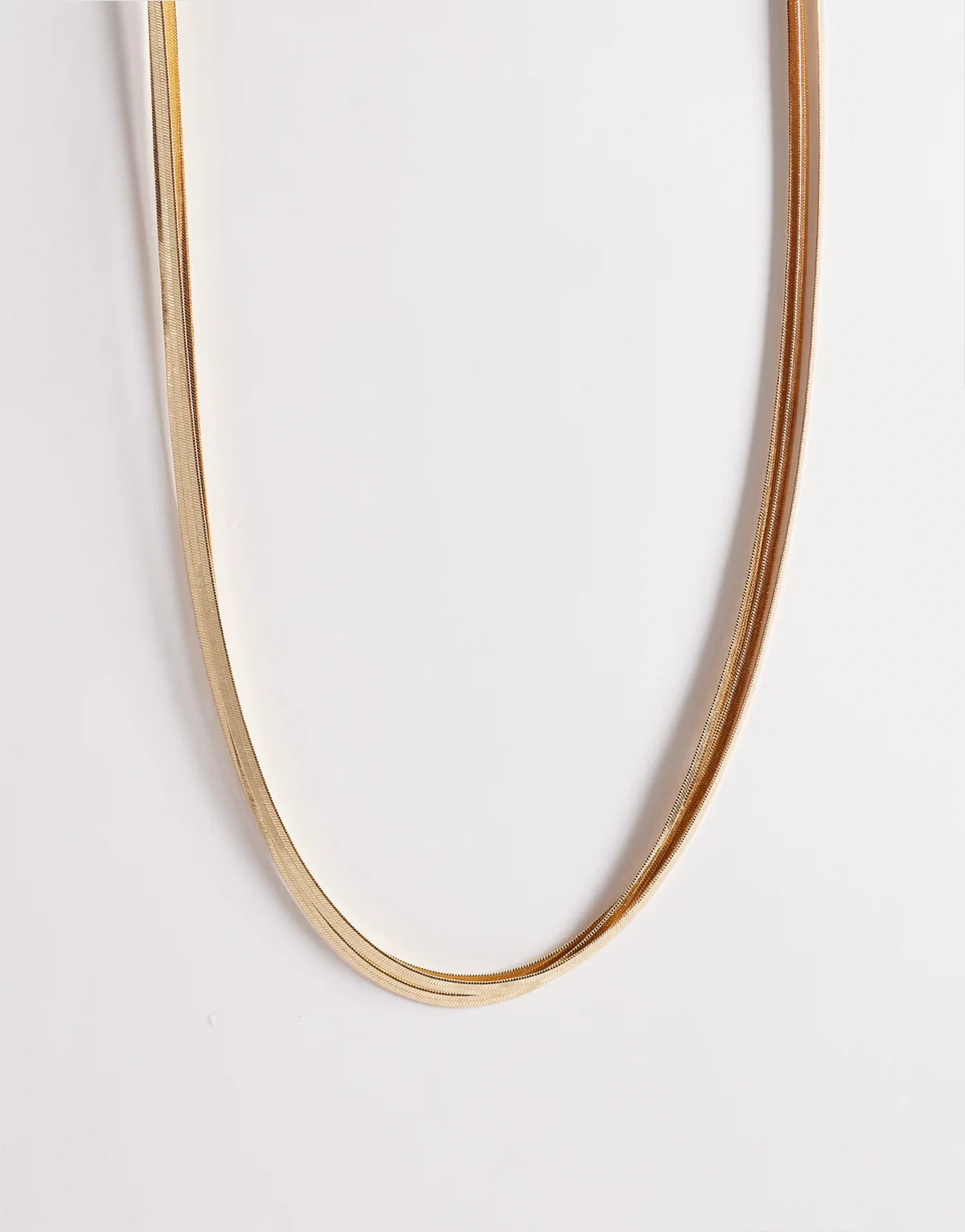 – Wielorzędowy naszyjnik w kolorze złota z płaskim łańcuszkiem typu żmijka