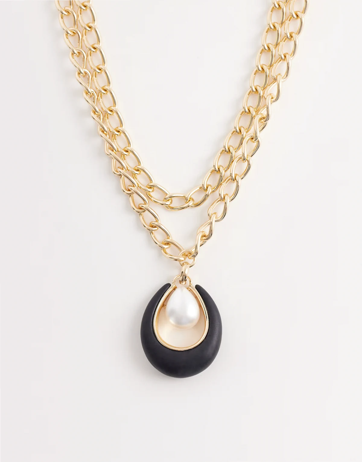 – Wielorzędowy naszyjnik łańcuszkowy w kolorze złota z zawieszką z tworzywa