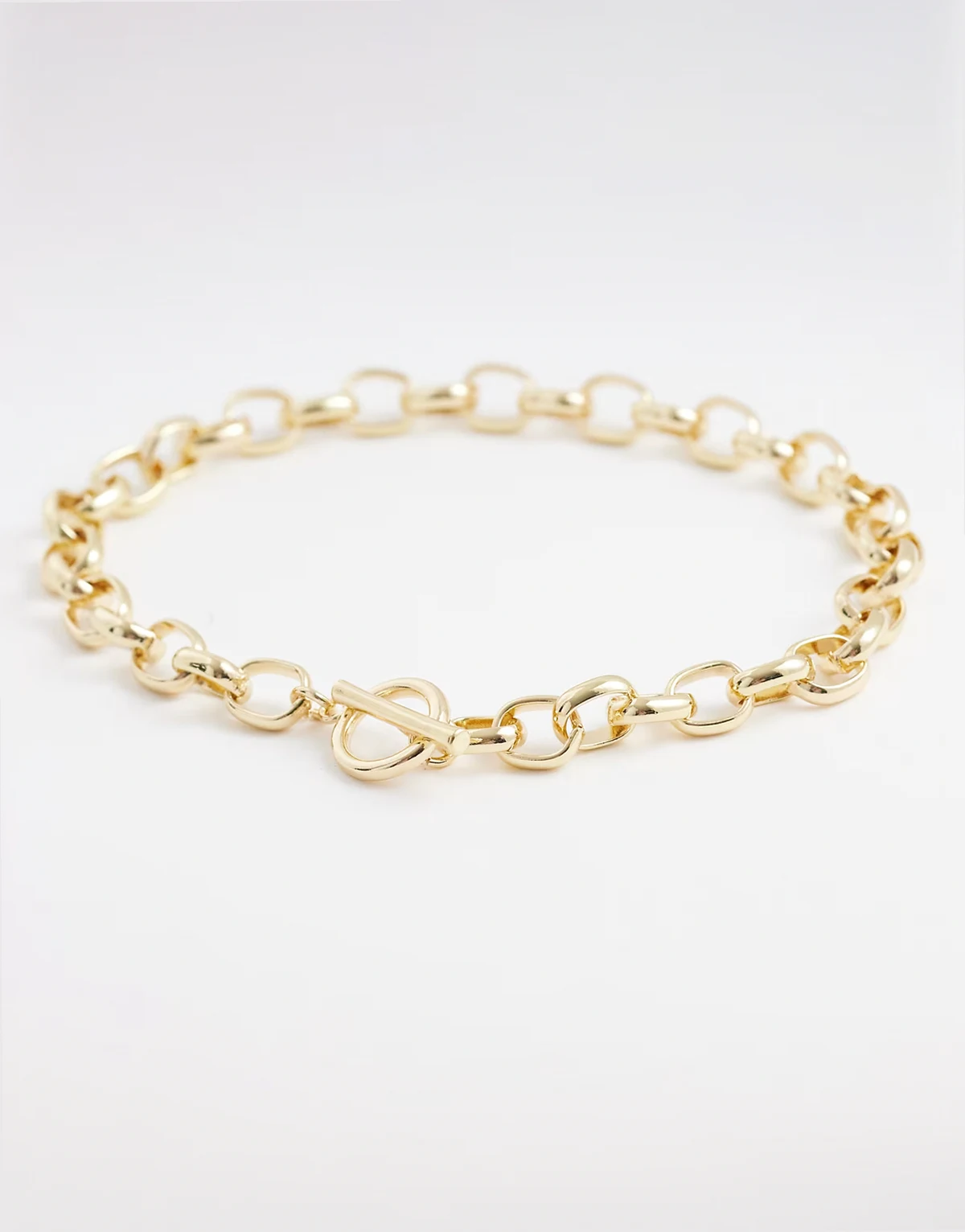 – Gruby naszyjnik łańcuszkowy z zapięciem T-bar w złotym kolorze