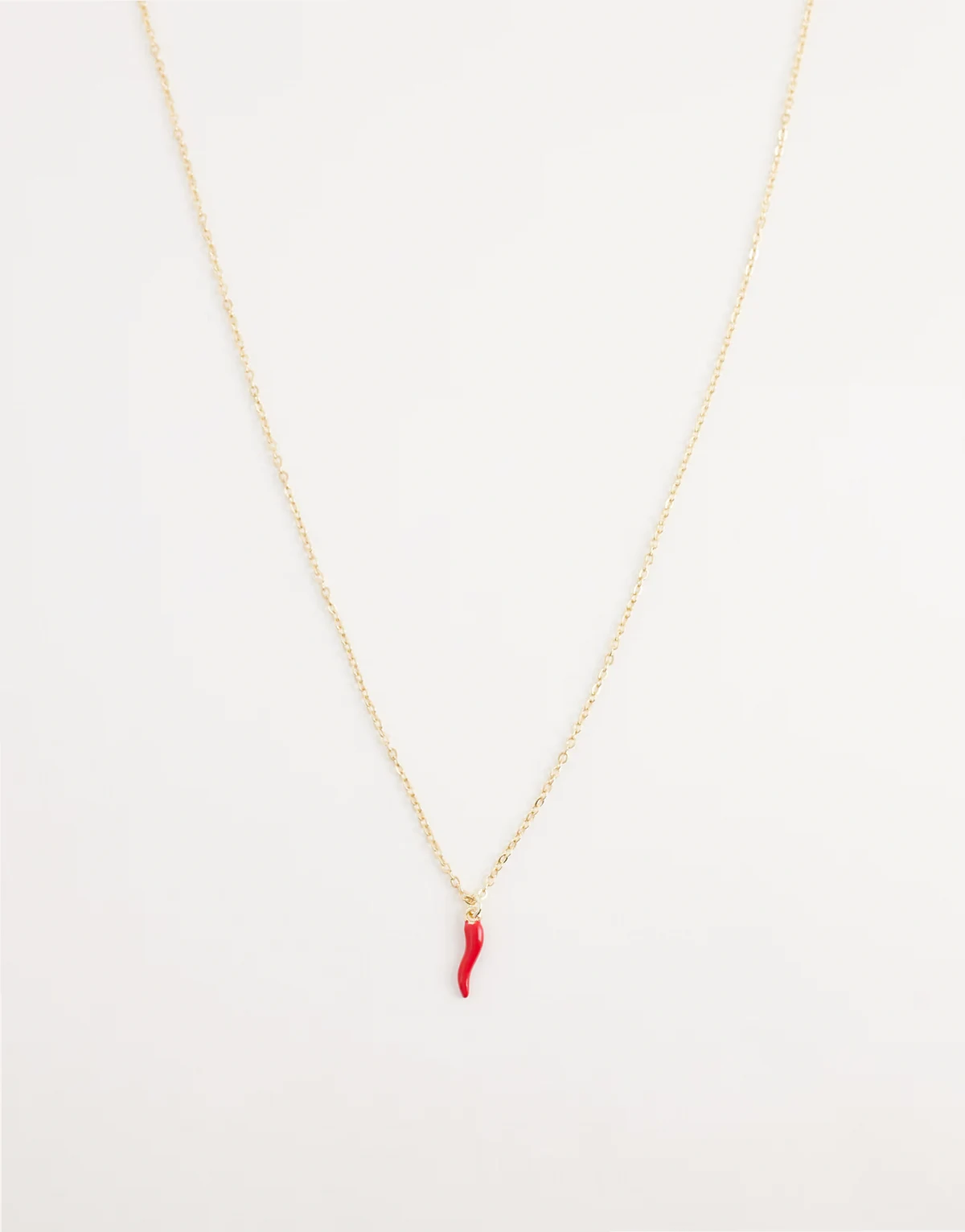 – Naszyjnik w kolorze złota z zawieszką w kształcie papryczki chili
