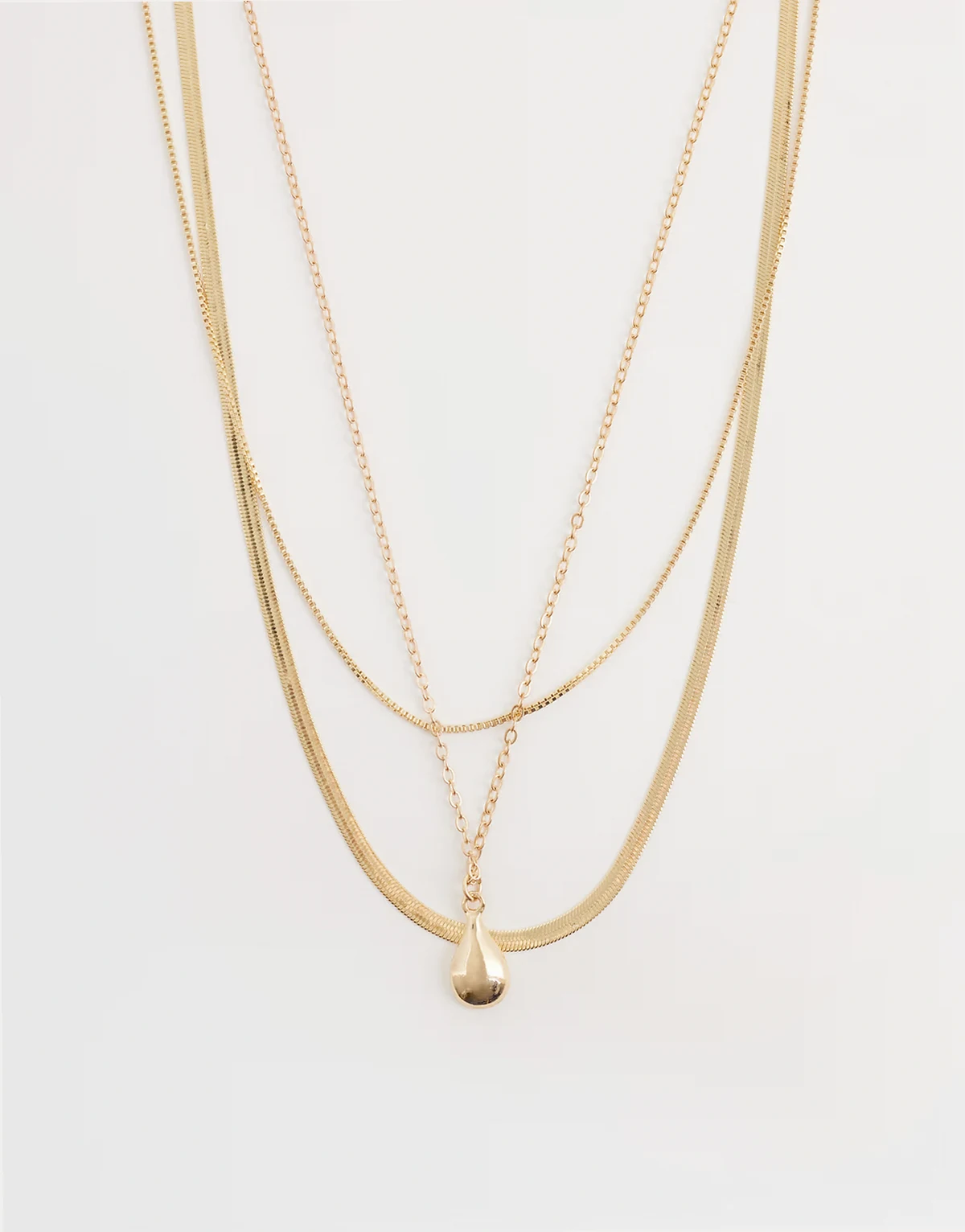 – Warstwowy naszyjnik w kolorze złotym z zawieszką