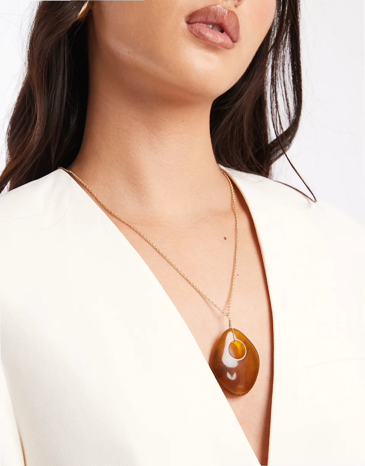 – Długi naszyjnik w kolorze złota, z zawieszką z tworzywa