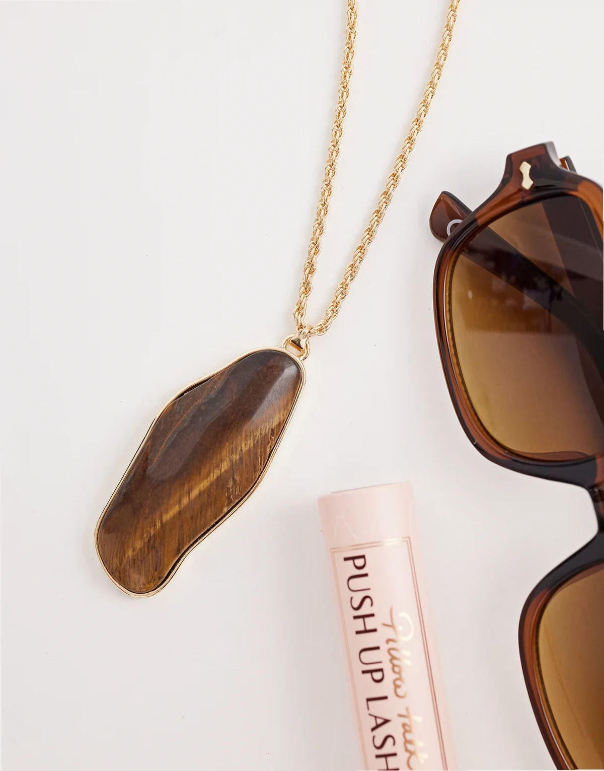 – Długi naszyjnik w odcieniu złota z półszlachetnym tygrysim okiem