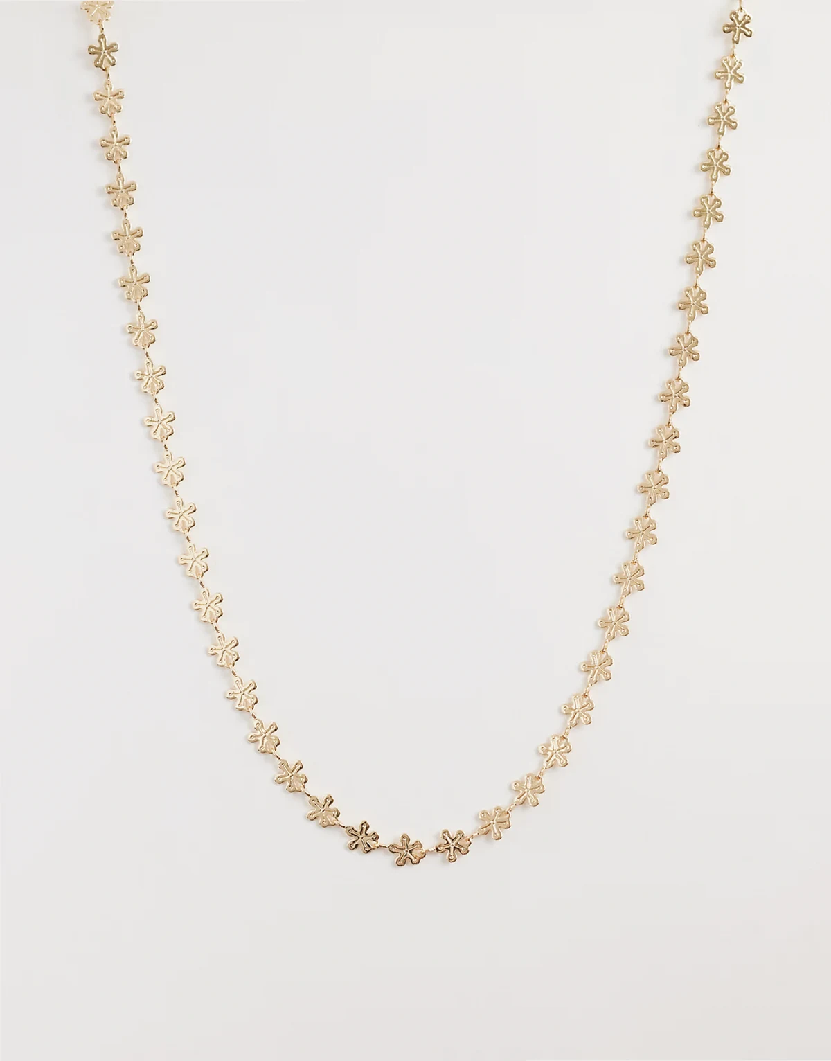 – Krótki naszyjnik w odcieniu złota z małymi kwiatkami