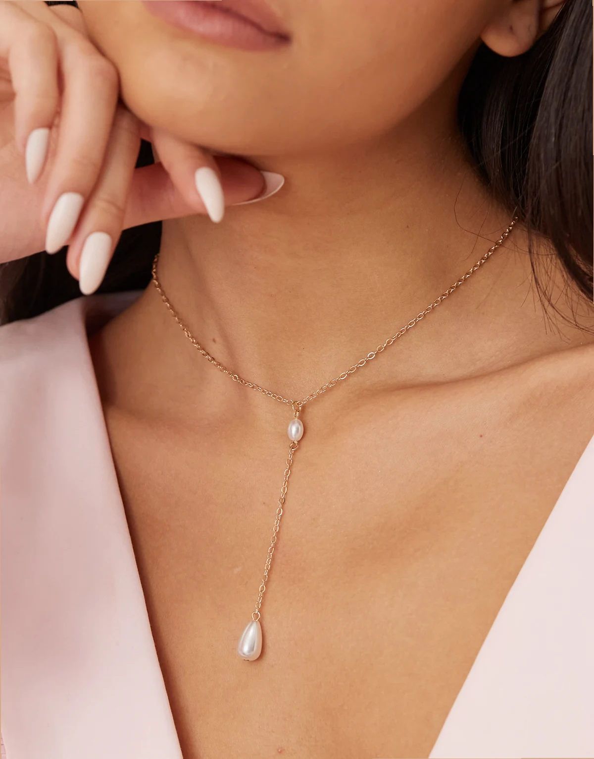 – Naszyjnik lariat w złotym kolorze z zawieszką z perełkami