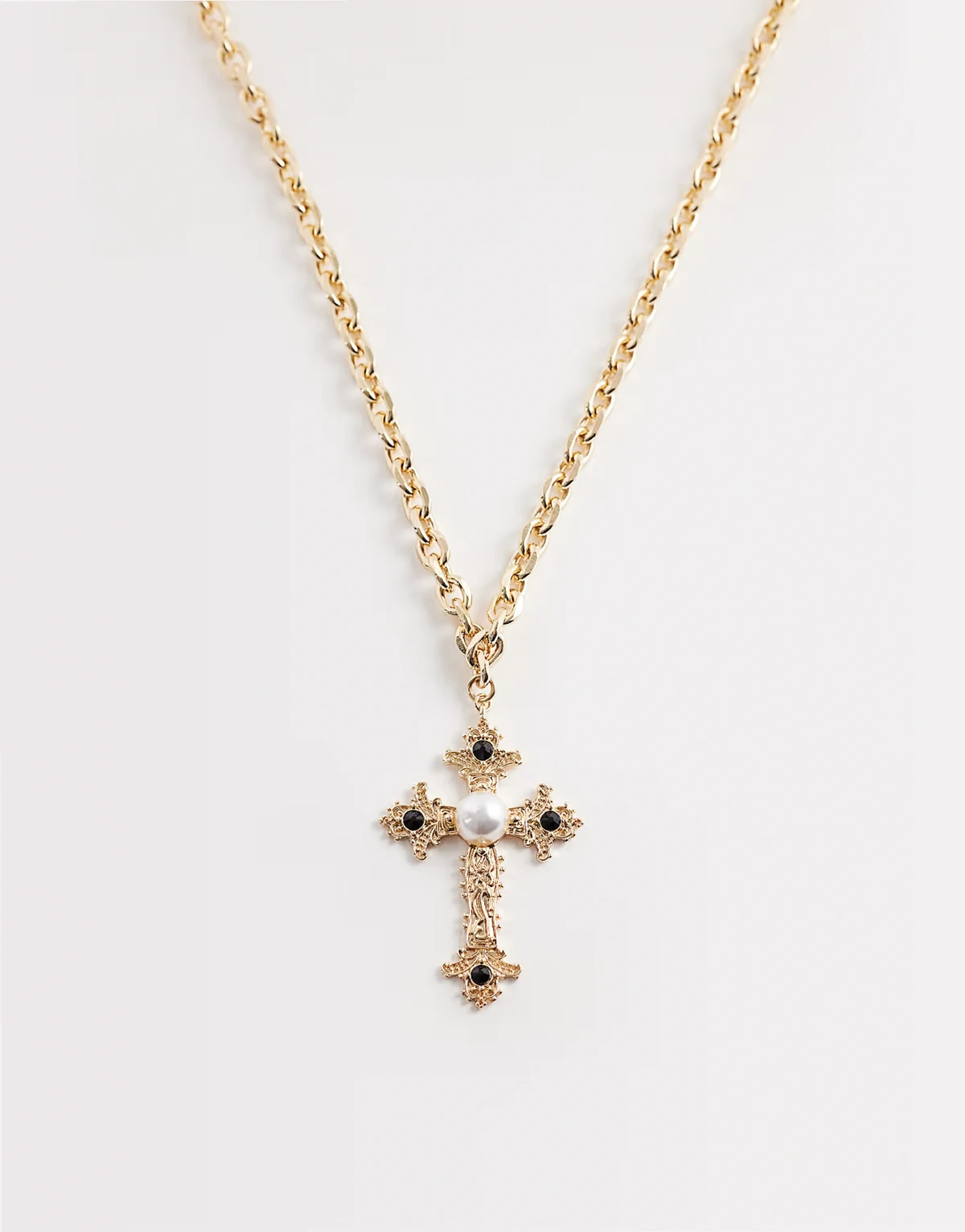 – Goldfarbene Halskette mit Kreuzanhänger