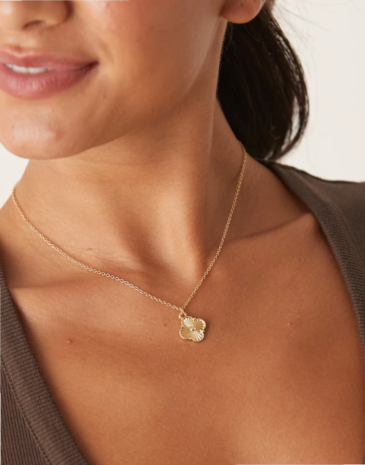 – Naszyjnik w odcieniu złota z zawieszką w kształcie koniczyny