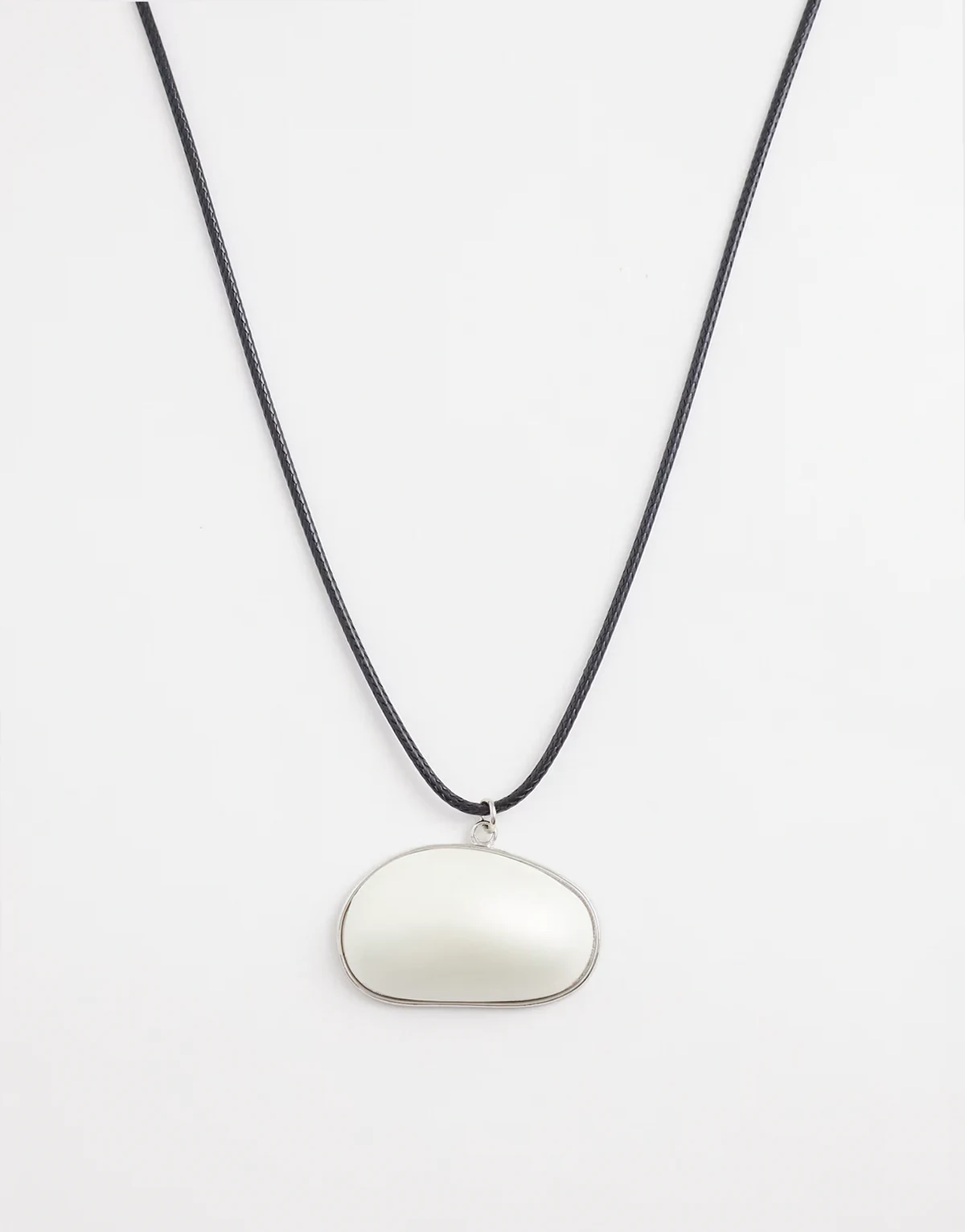 – Czarno-biały naszyjnik ze wstążką i koralikiem