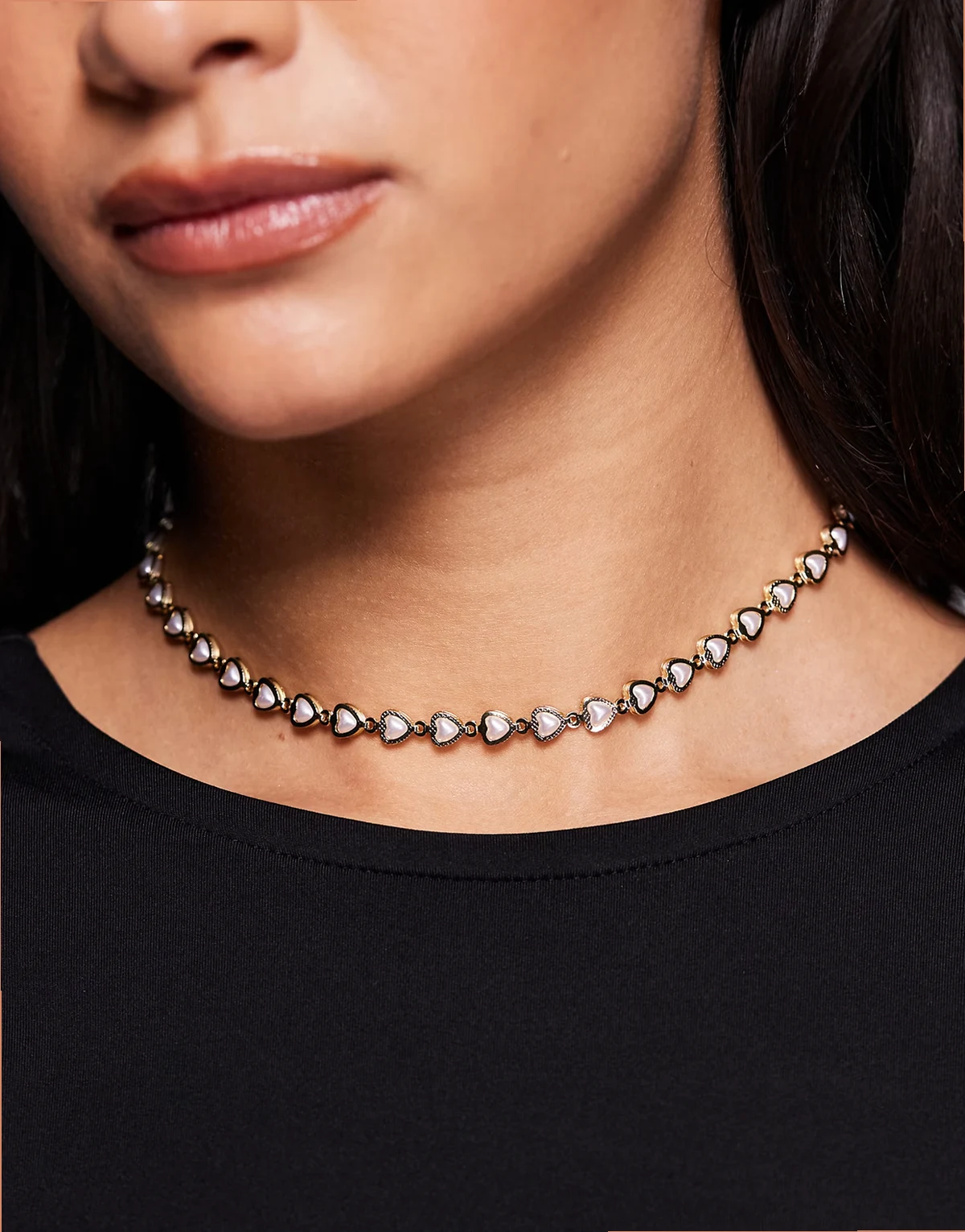 – Krótki naszyjnik w kolorze złota z małymi serduszkami i sztucznymi perełkami