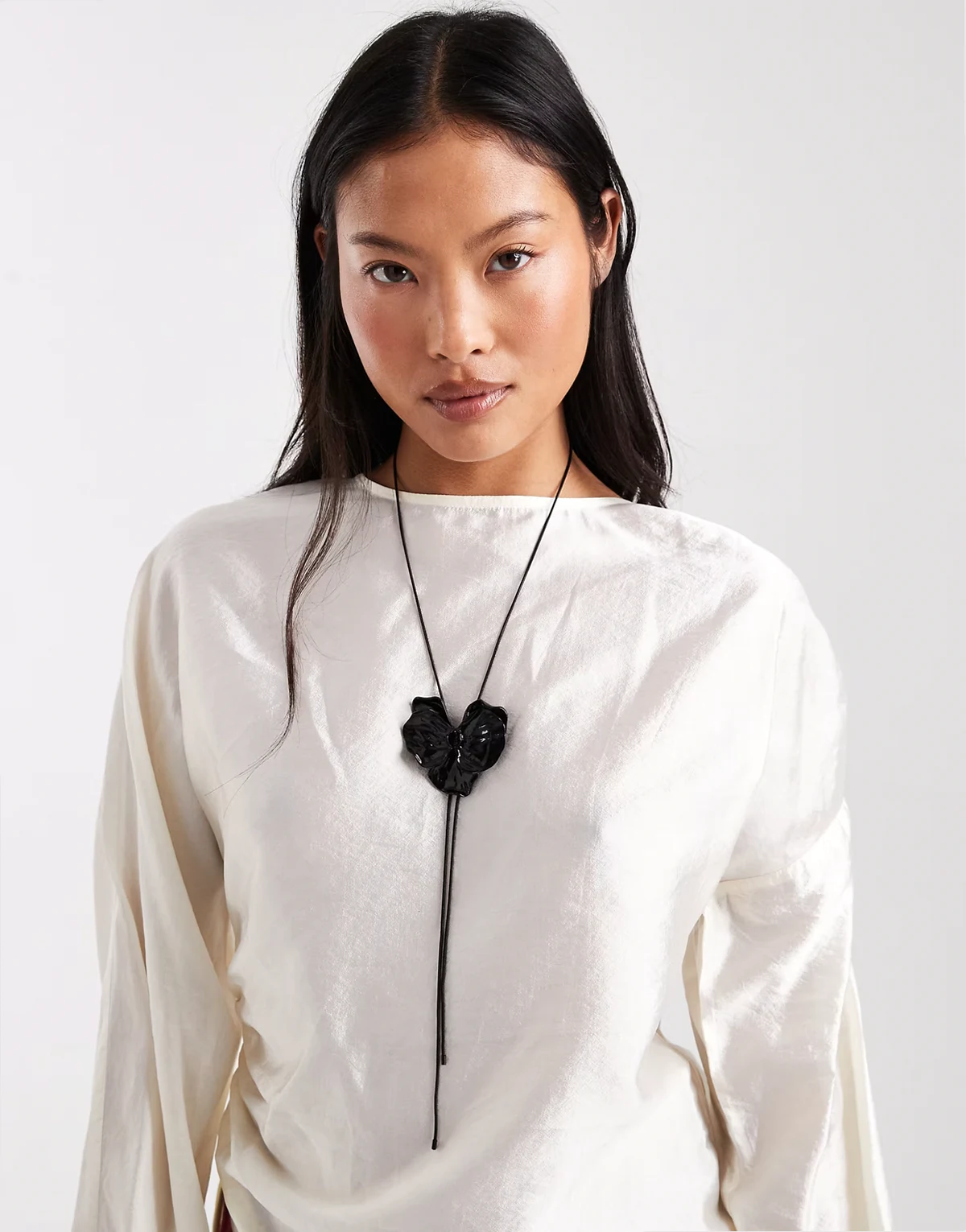 – Naszyjnik lariat z czarnego łańcuszka z ozdobnym czarnym kwiatem