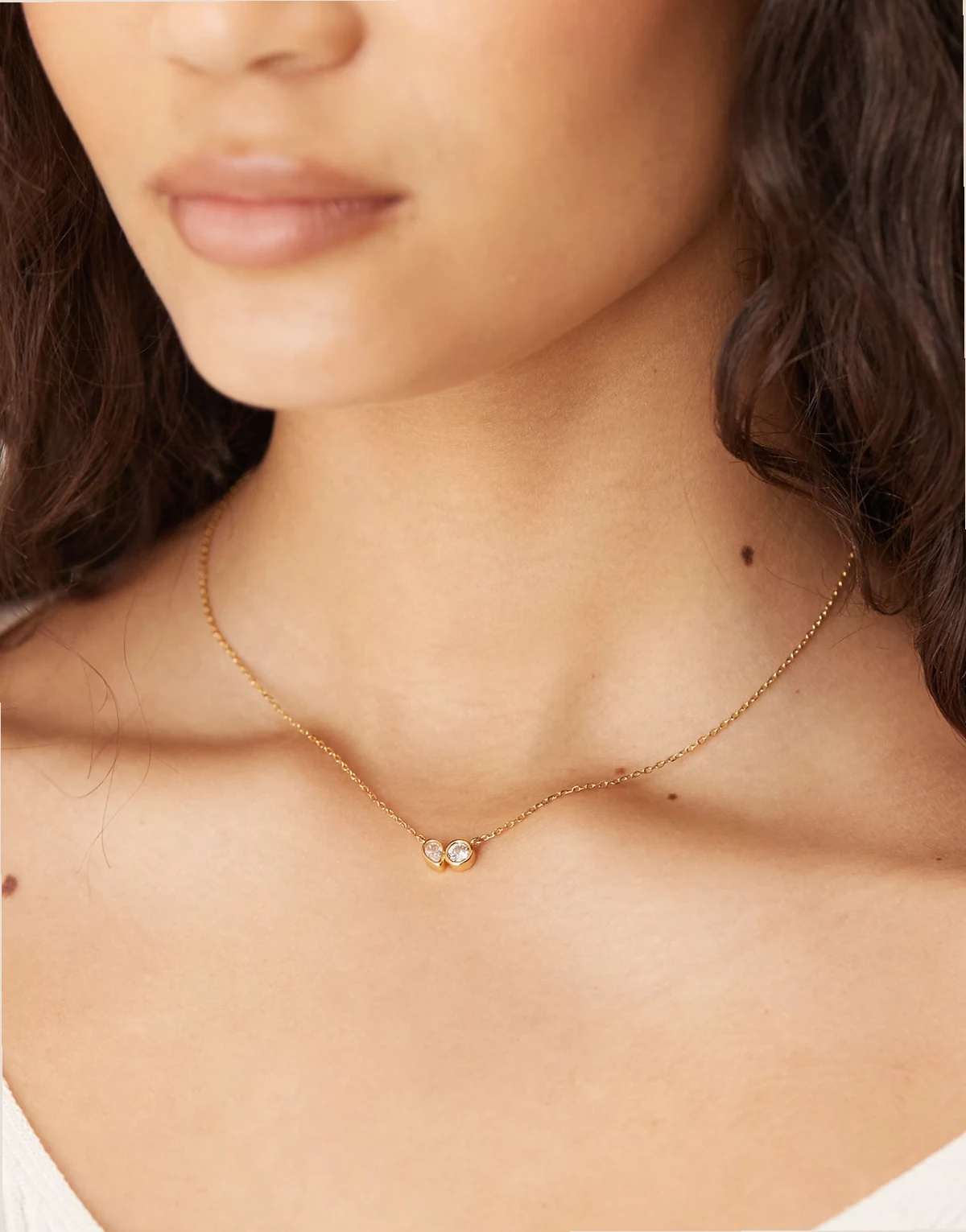 – Z – Platerowany 14-karatowym złotem naszyjnik z różnymi kamieniami