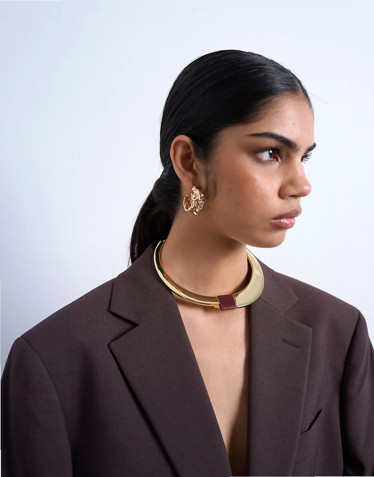 – Nox – Okrągły naszyjnik w kolorze złotym i brązowym z kamieniem półszlachetnym