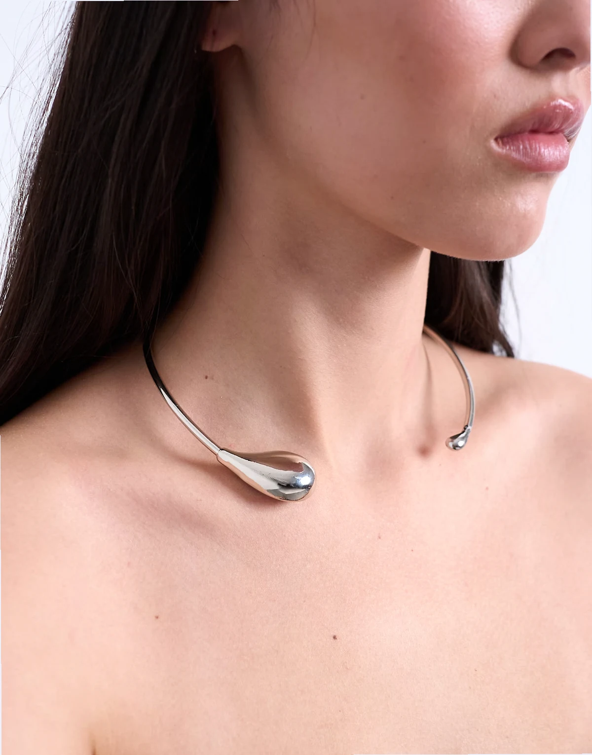 – Nila – Halskette in Silberoptik mit tropfenförmigem Anhänger