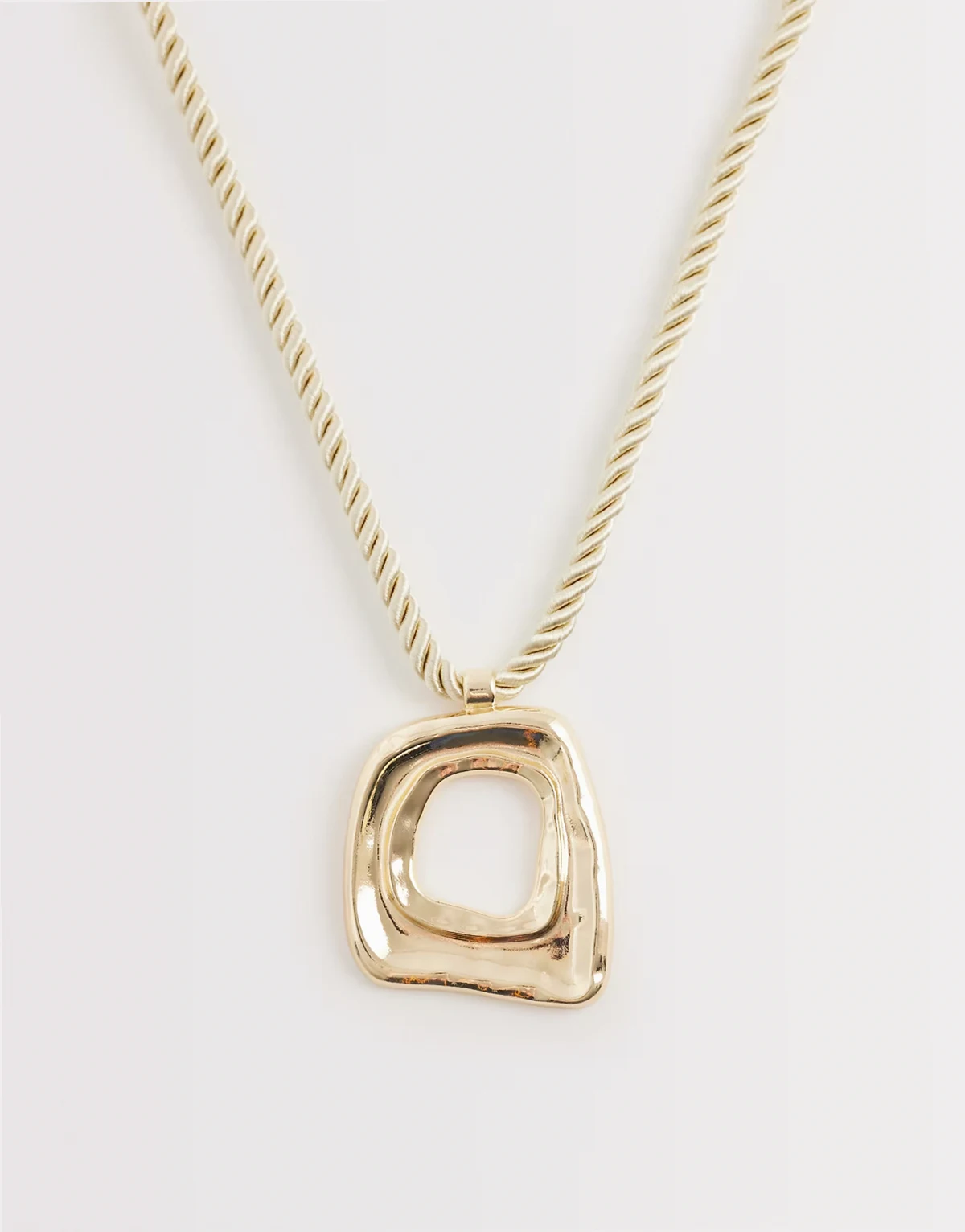 – Halskette in Gold mit Kordeldesign und auffälligem Anhänger