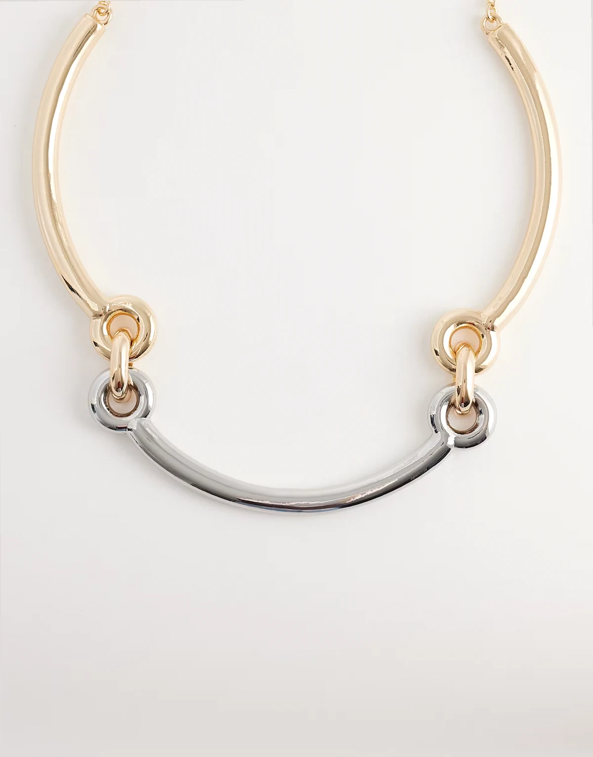 – Silberfarbene Halsspange mit Schlaufendetail