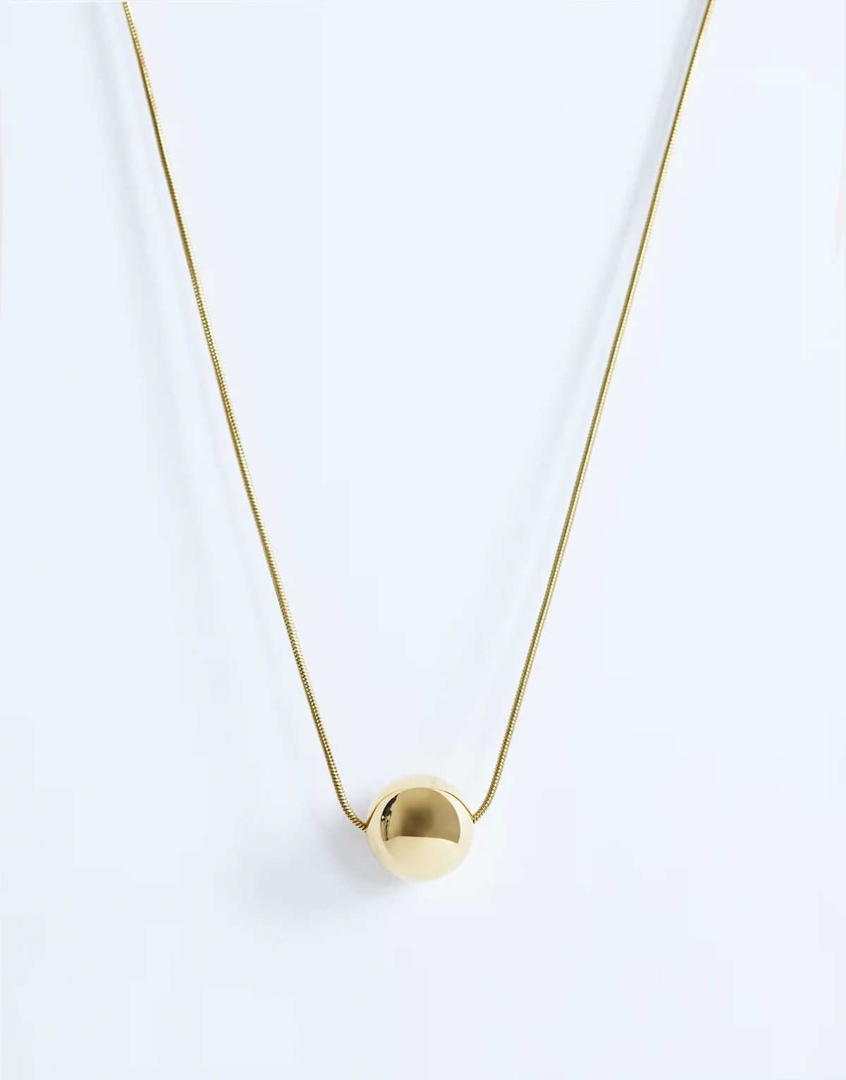 – Dolly – Naszyjnik ze stali nierdzewnej w odcieniu złota z zawieszką z kulką