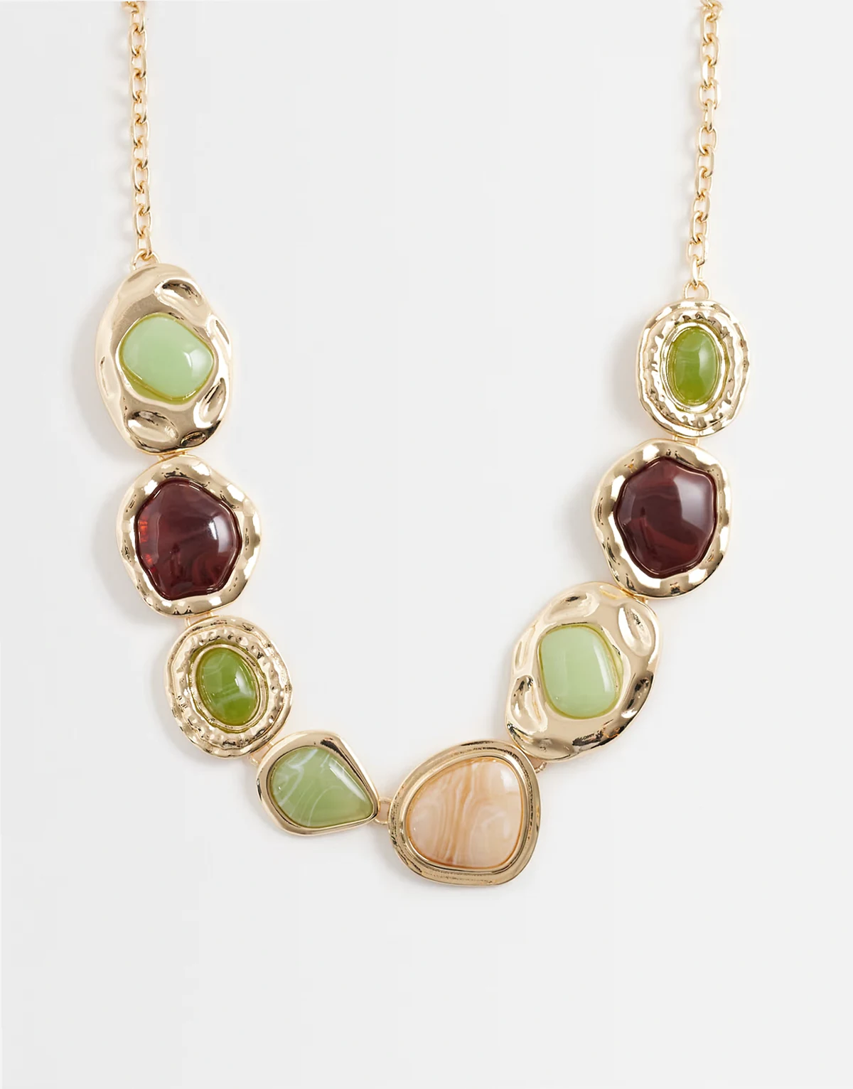 – Naszyjnik w odcieniu złota z zawieszkami ze stopionego tworzywa