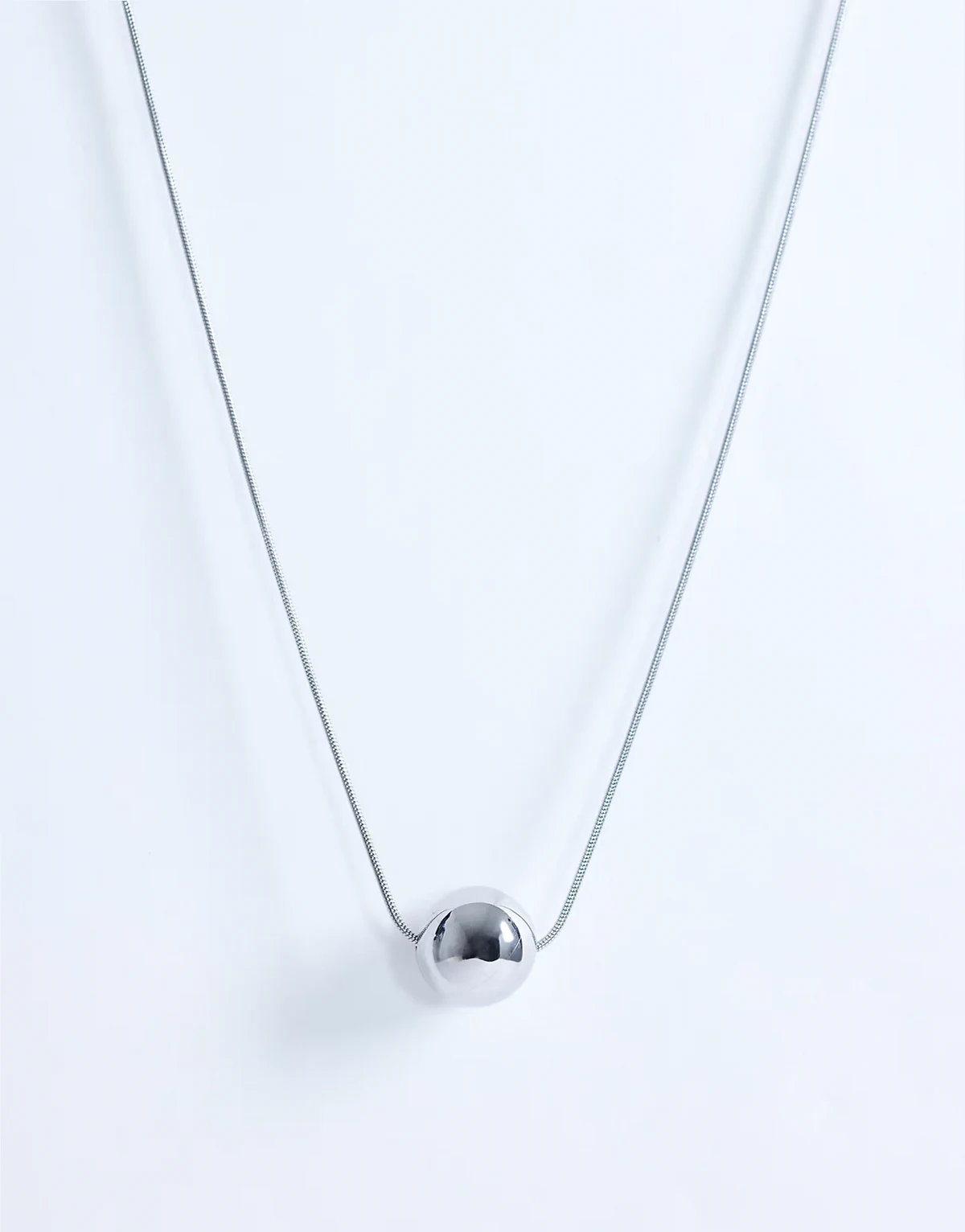 – Dolly – Wasserfeste Halskette aus Edelstahl in Silberoptik mit Kugelanhänger