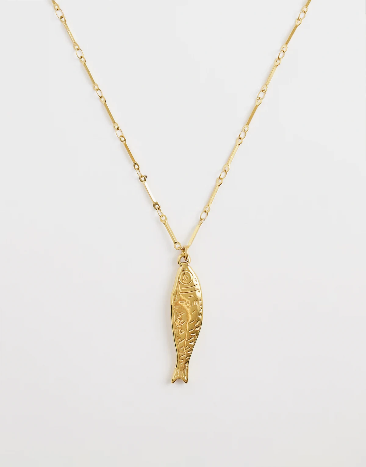 ASOS DESIGN Curve – Halskette aus wasserfestem Edelstahl in Goldoptik mit Fisch-Anhänger