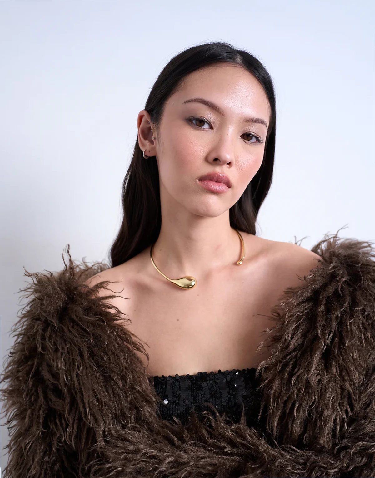 – Nila – Okrągły naszyjnik w kolorze złota z zawieszką w kształcie łezki