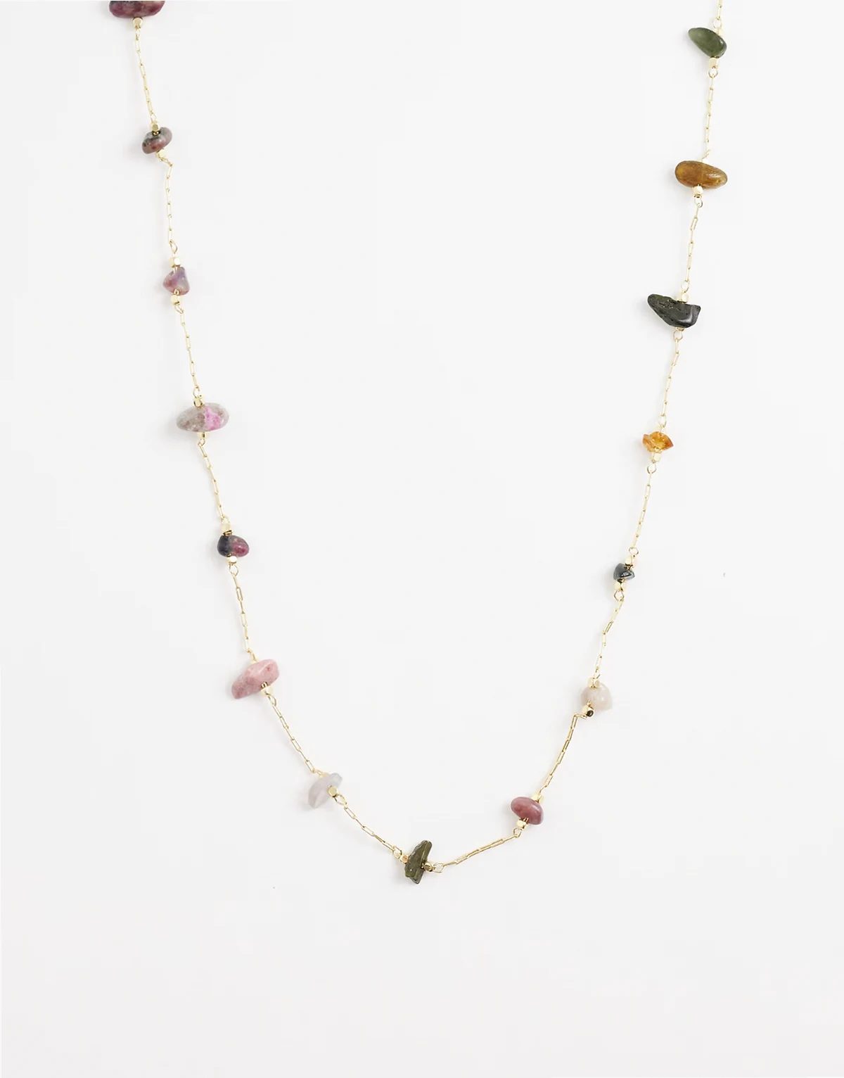 – Zarte, goldfarbene Halskette mit rosa Steinsplittern