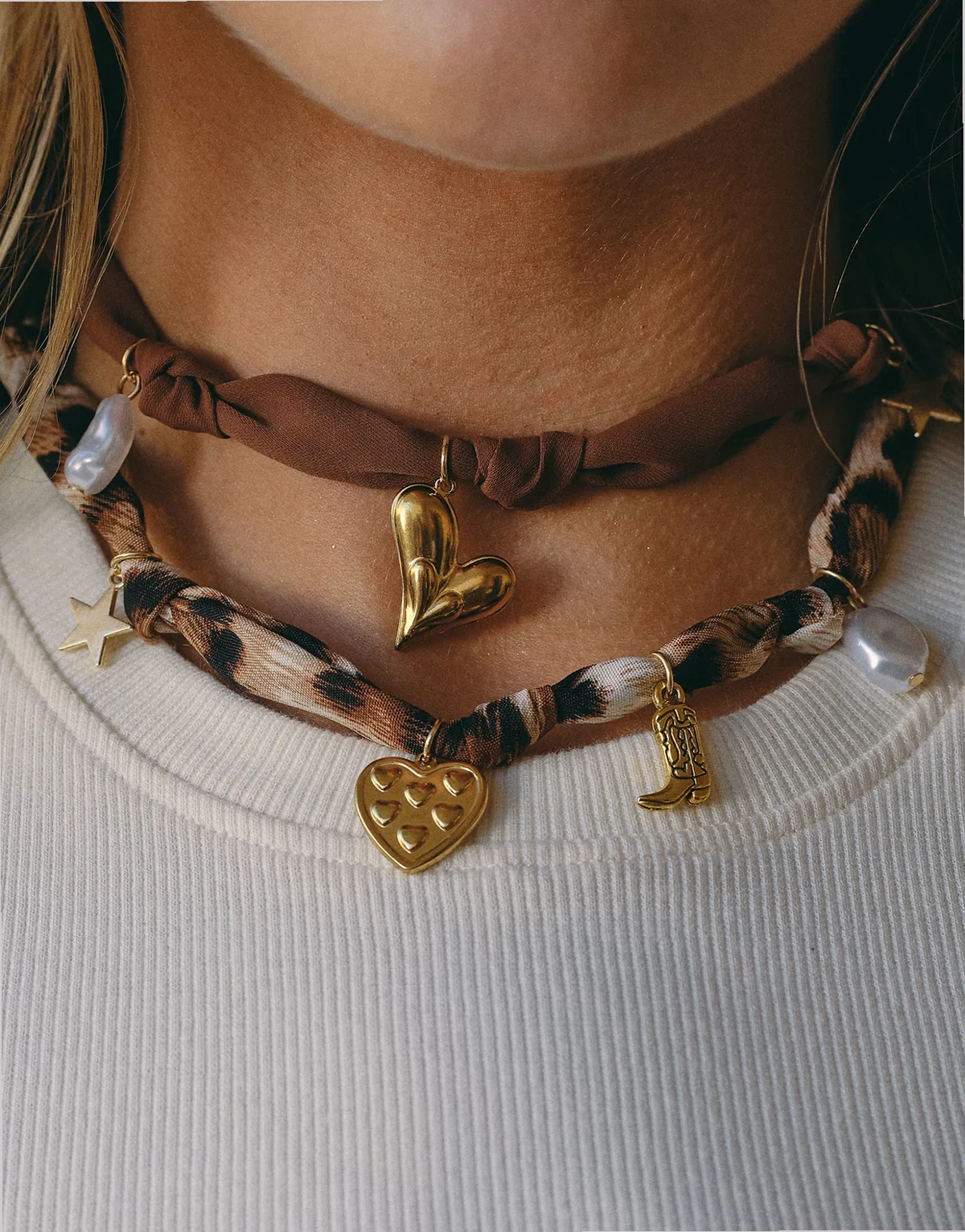 x Liv Silverman – Bedrucktes Halstuch in Braun mit Western-Anhängern