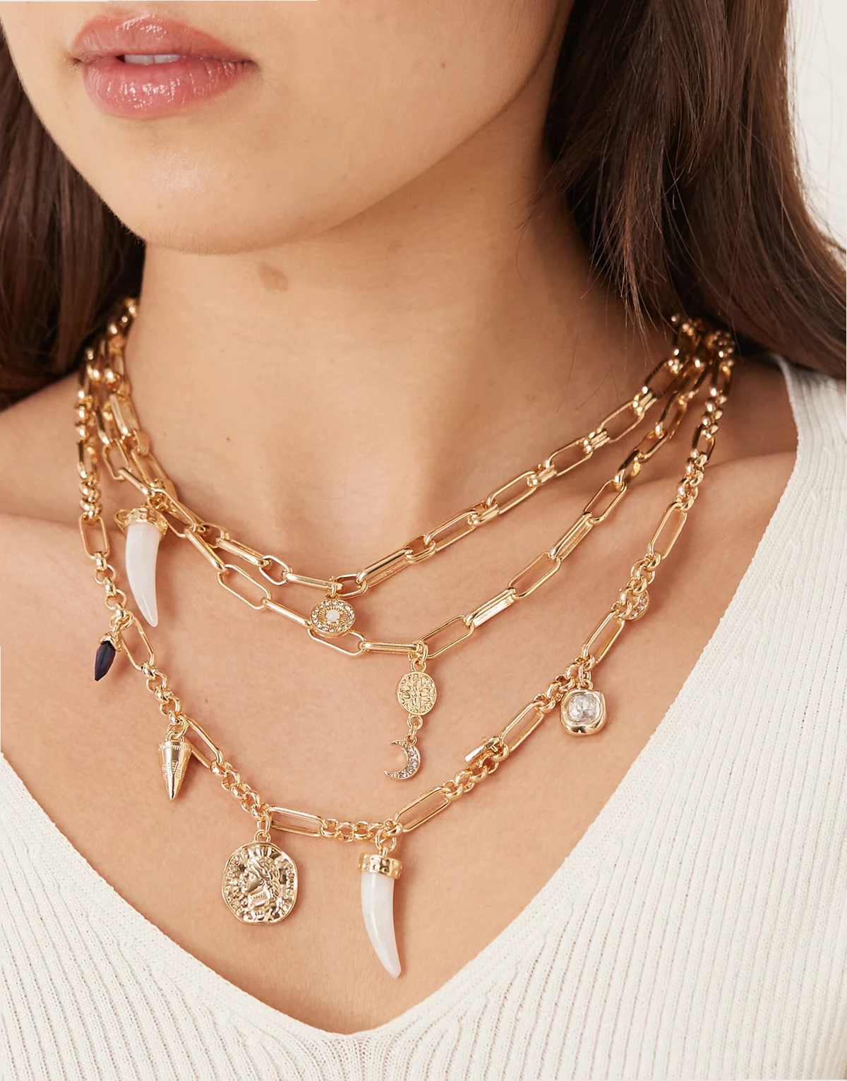 – Mehrreihige Halskette in Goldoptik mit Anhängern