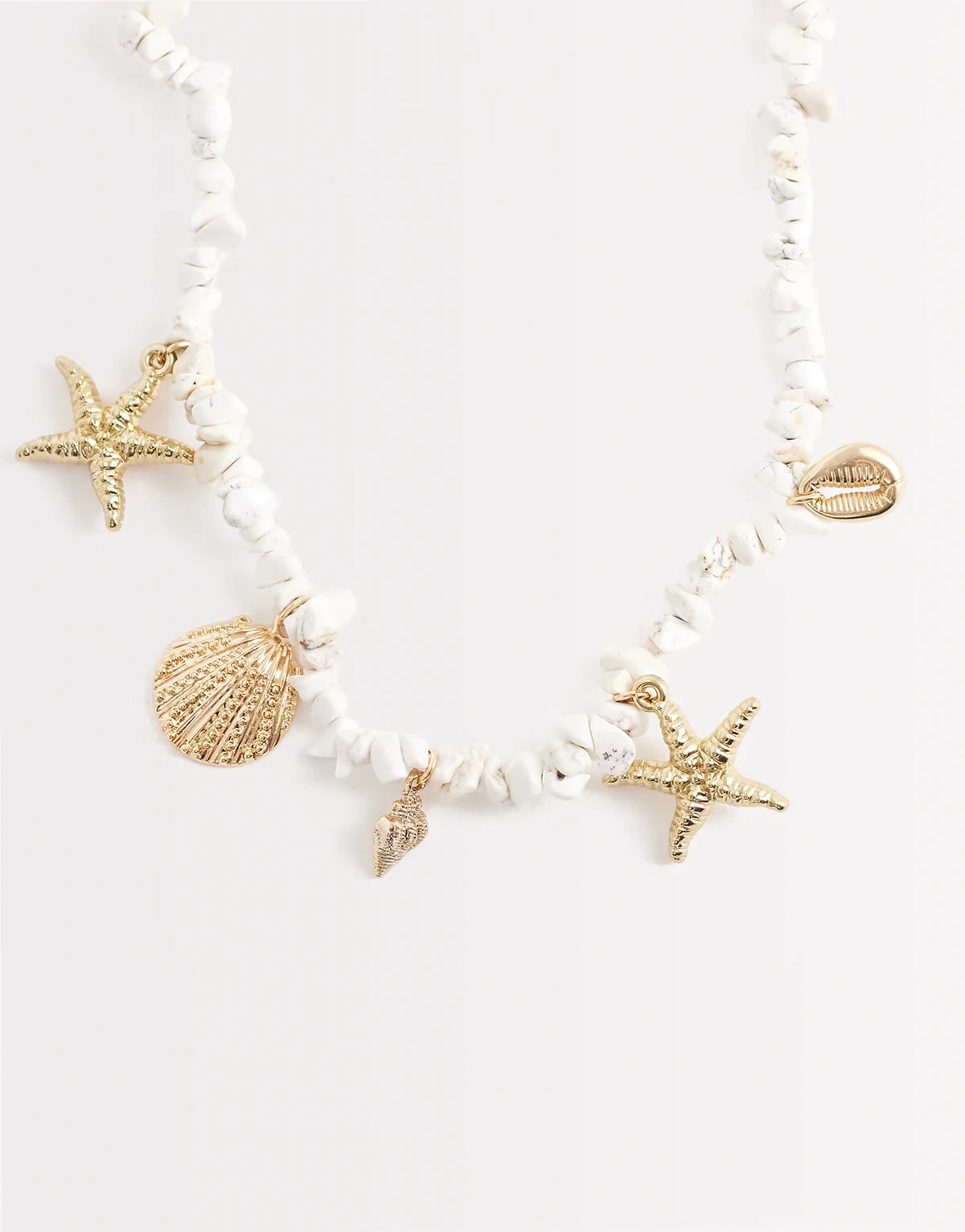 – Goldfarbene Halskette mit Zierperlen, Schmucksteinen und Seestern- und Muschel-Design