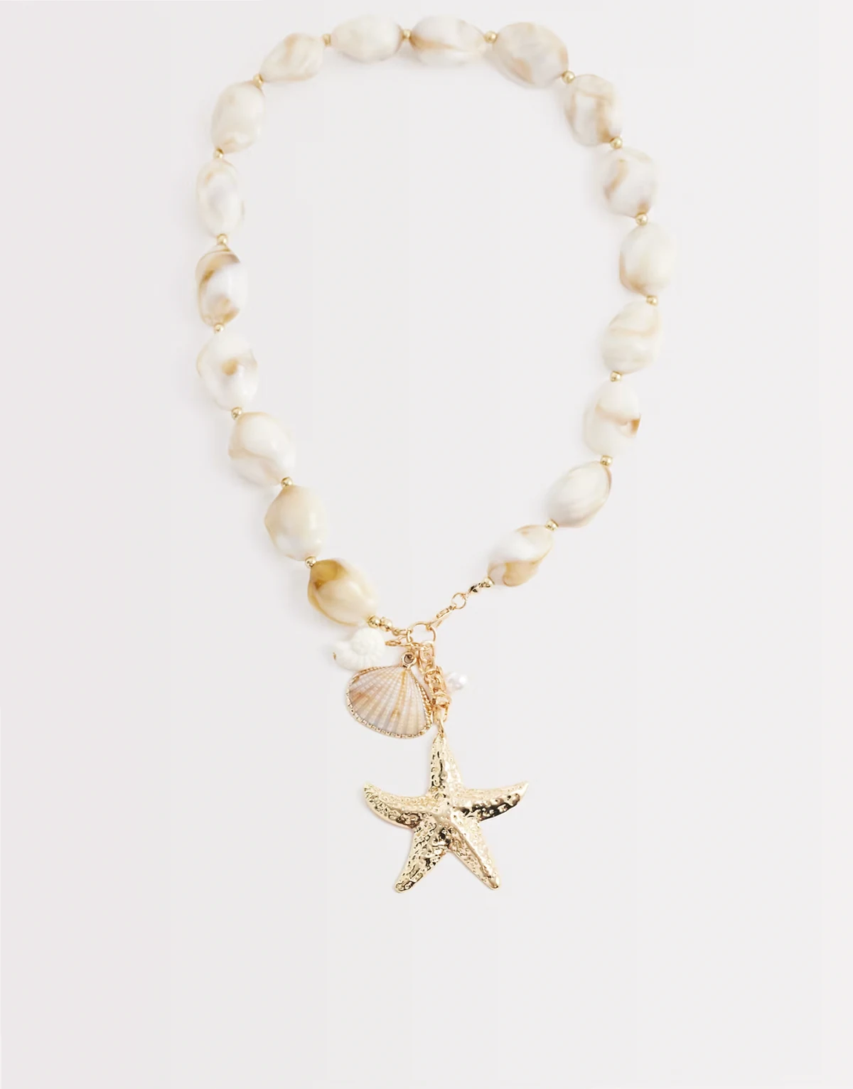 – Naszyjnik w odcieniu złota z koralikami z kamieni w neutralnym kolorze i zawieszką w kształcie rozgwiazdy