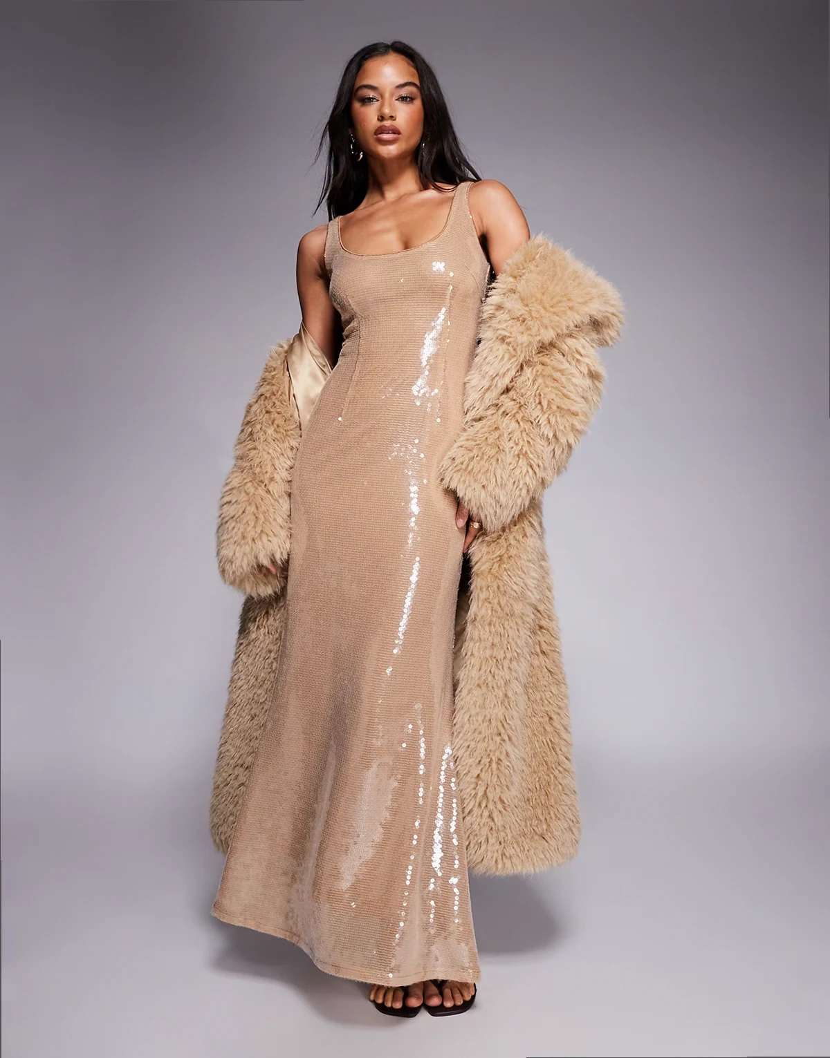 – Maxikleid in Beige mit Paillettenbesatz, U-Ausschnitt und Schwalbenschwanz-Design