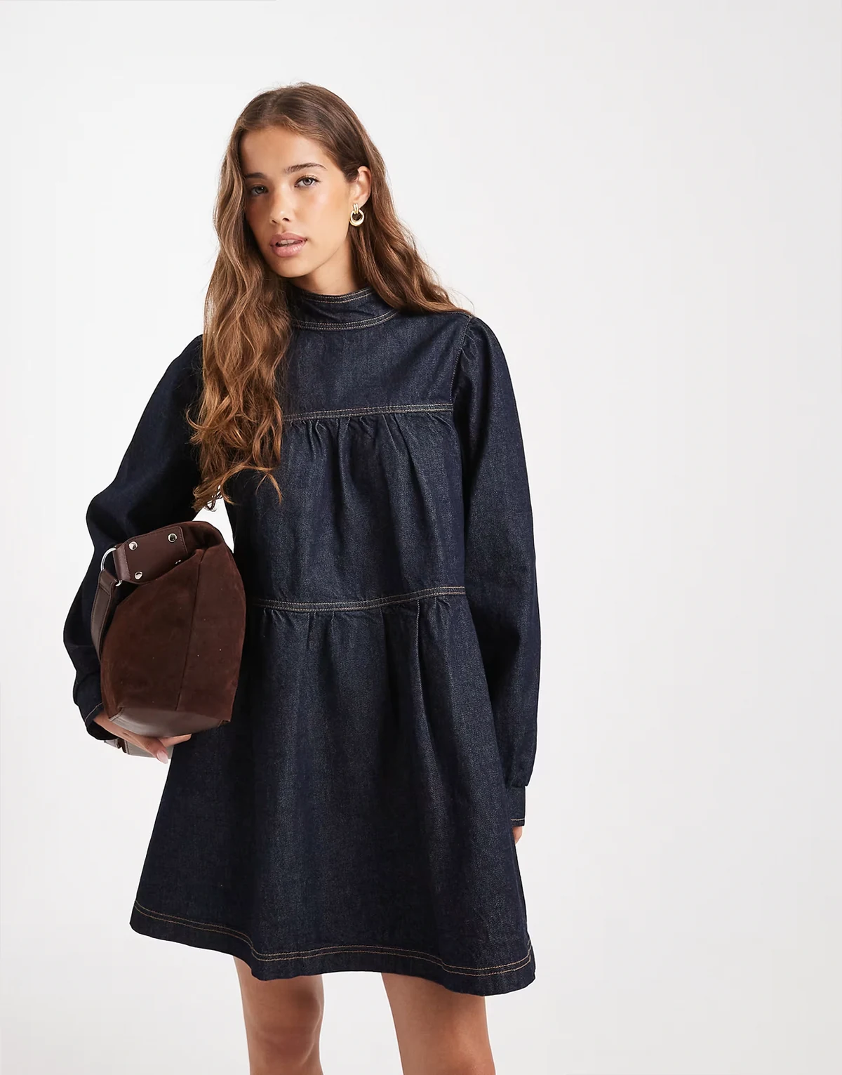 – Gestuftes Jeanskleid in Indigo-Waschung