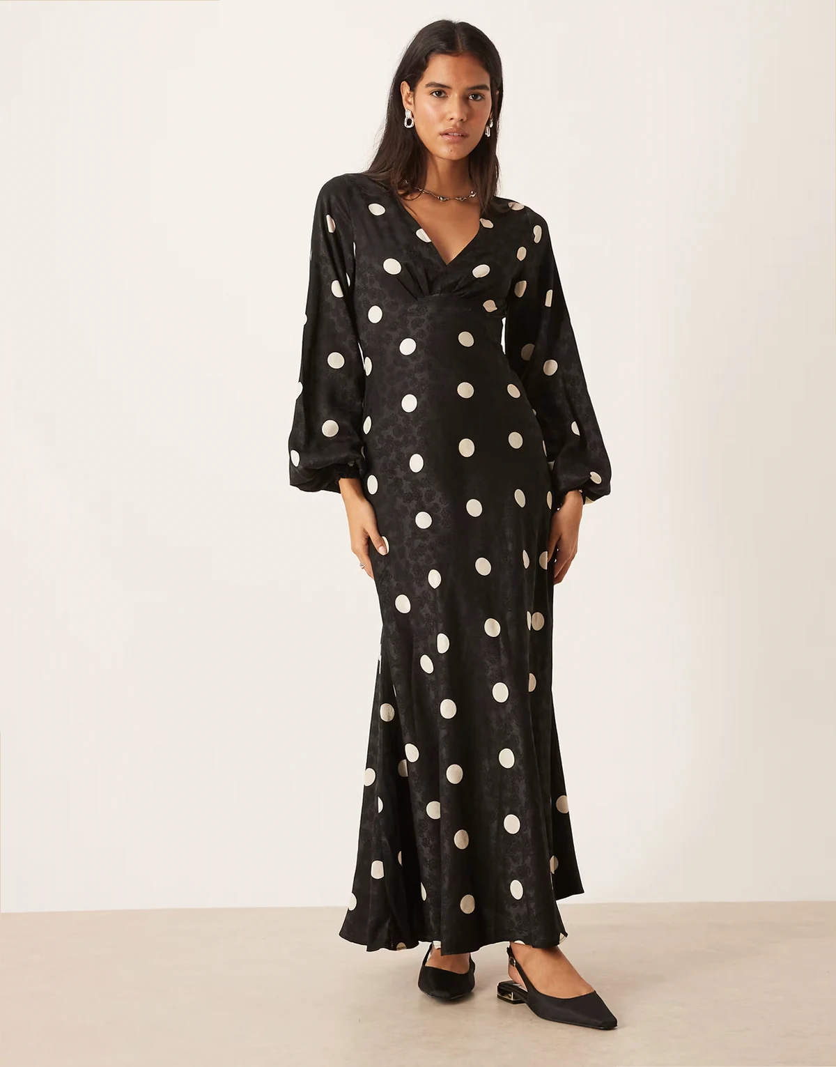 – Maxikleid aus Jacquard in Schwarz mit V-Ausschnitt und Punkten