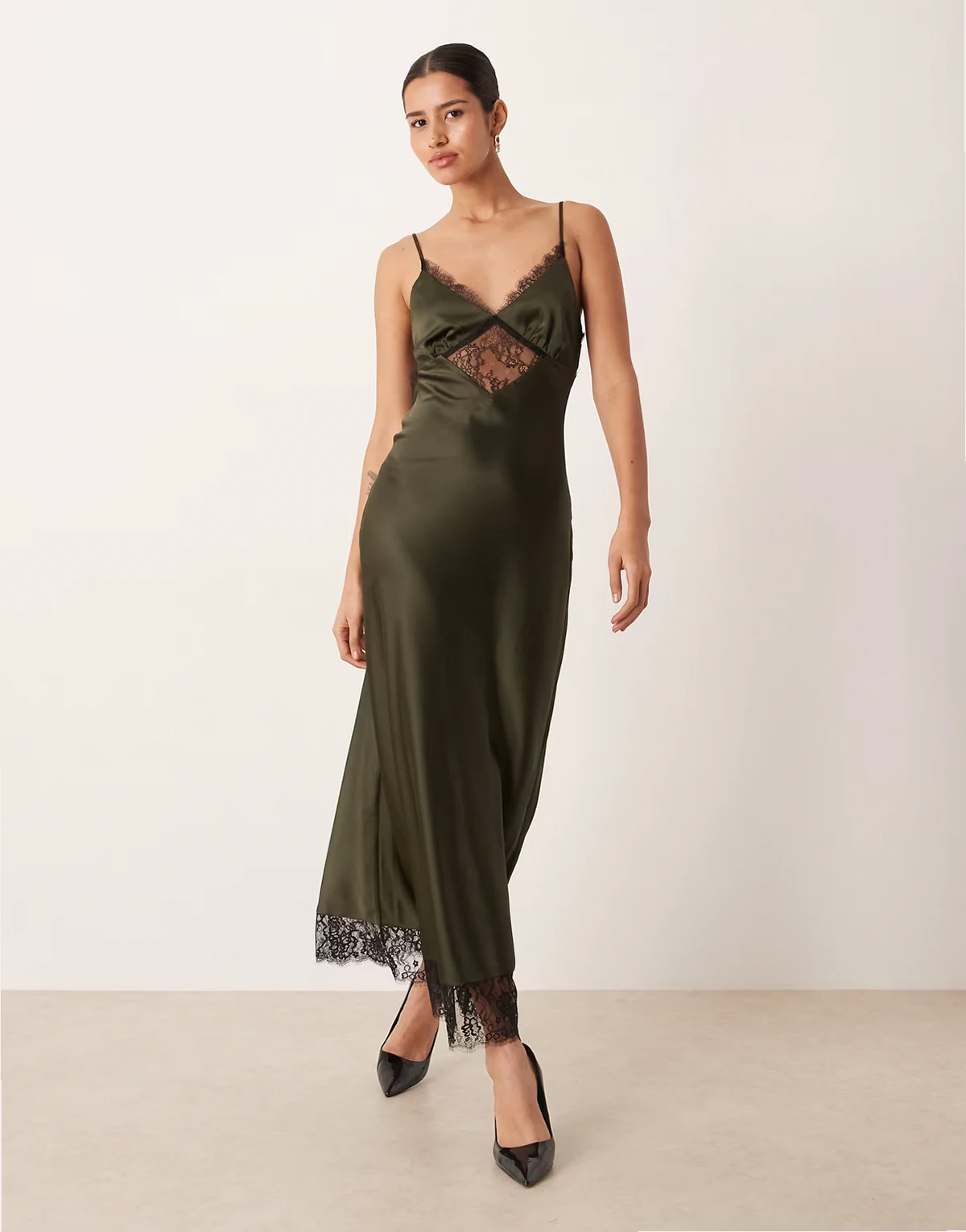 – Maxikleid aus Satin in Dunkelgrün mit Spitzenverzierung