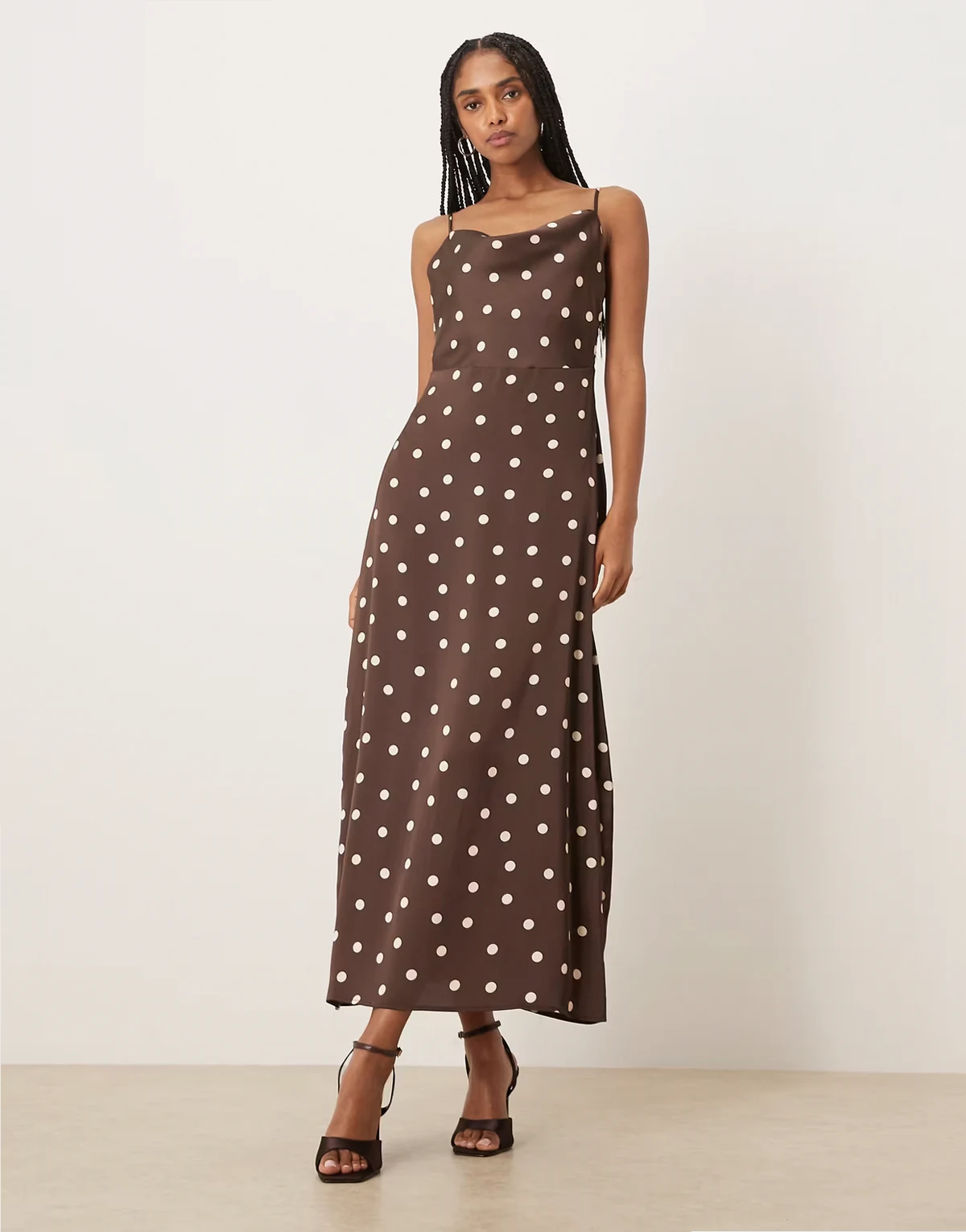 – Satin-Maxikleid in Braun mit Polka Dots und Wasserfallausschnitt