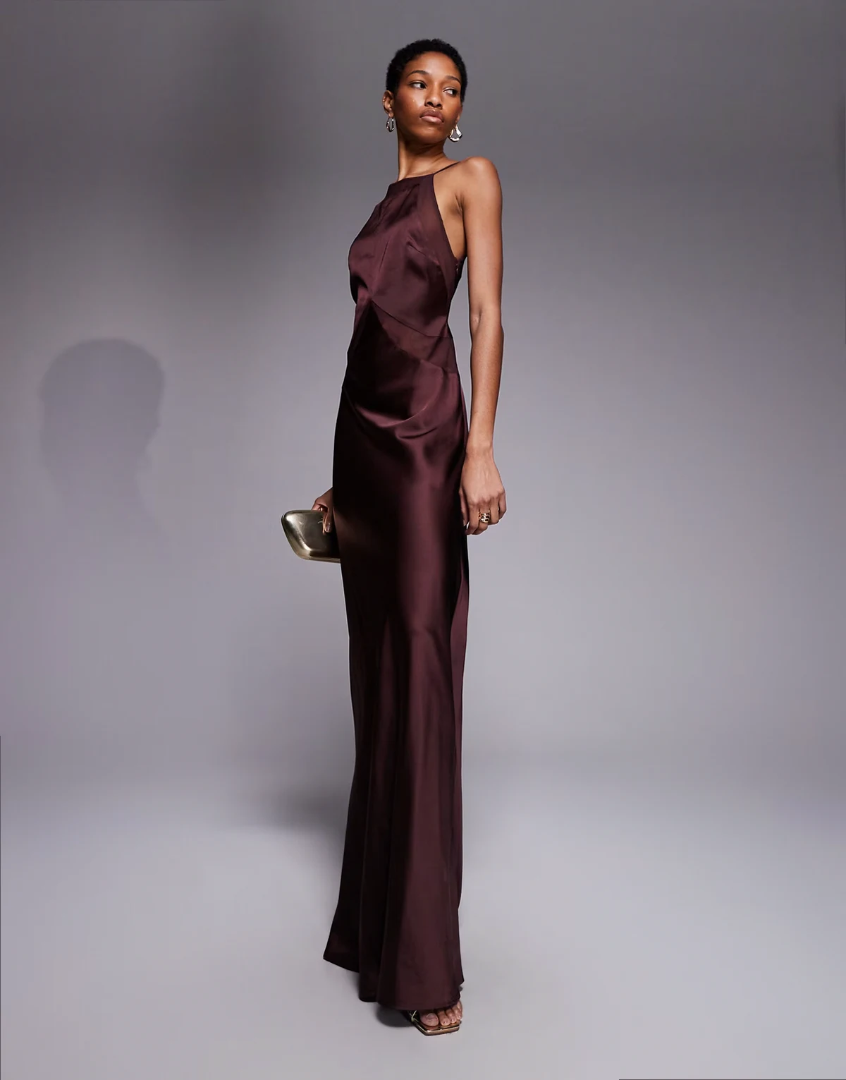 ASOS DESIGN Tall – Hochgeschlossenes Maxikleid aus Satin-Chiffon-Mix in Schokobraun mit eckigem Ausschnitt