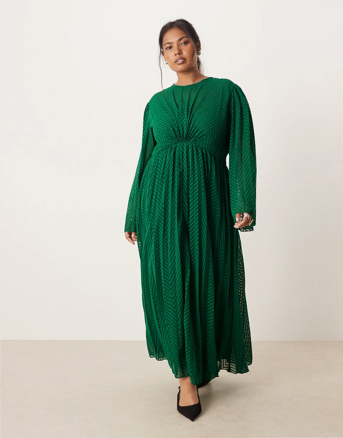 ASOS DESIGN Curve – Zielona plisowana sukienka midi z szyfonu we wzór w jodełkę z wiązaniem na plecach i rozszerzanymi rękawami