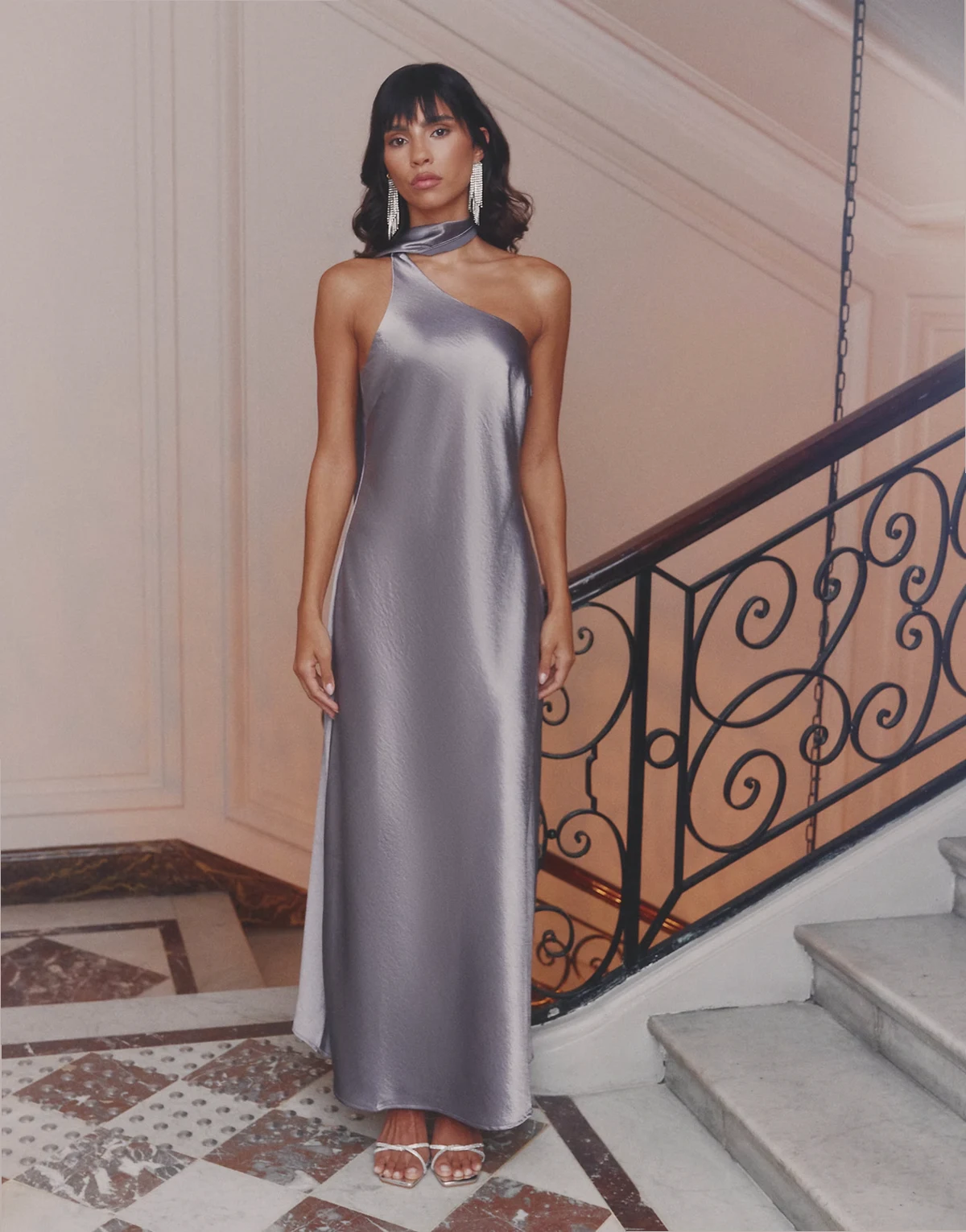 – Drapiertes Satin-Maxikleid in Silber mit One-Shoulder-Träger und Schaldetail