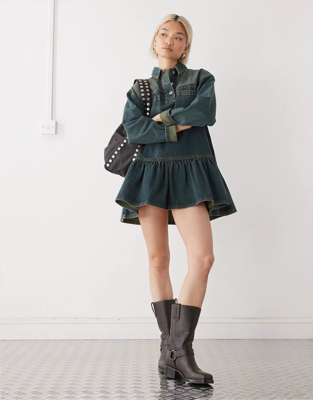 – Langärmliges, gesmoktes Jeanskleid in verwaschenem Grün