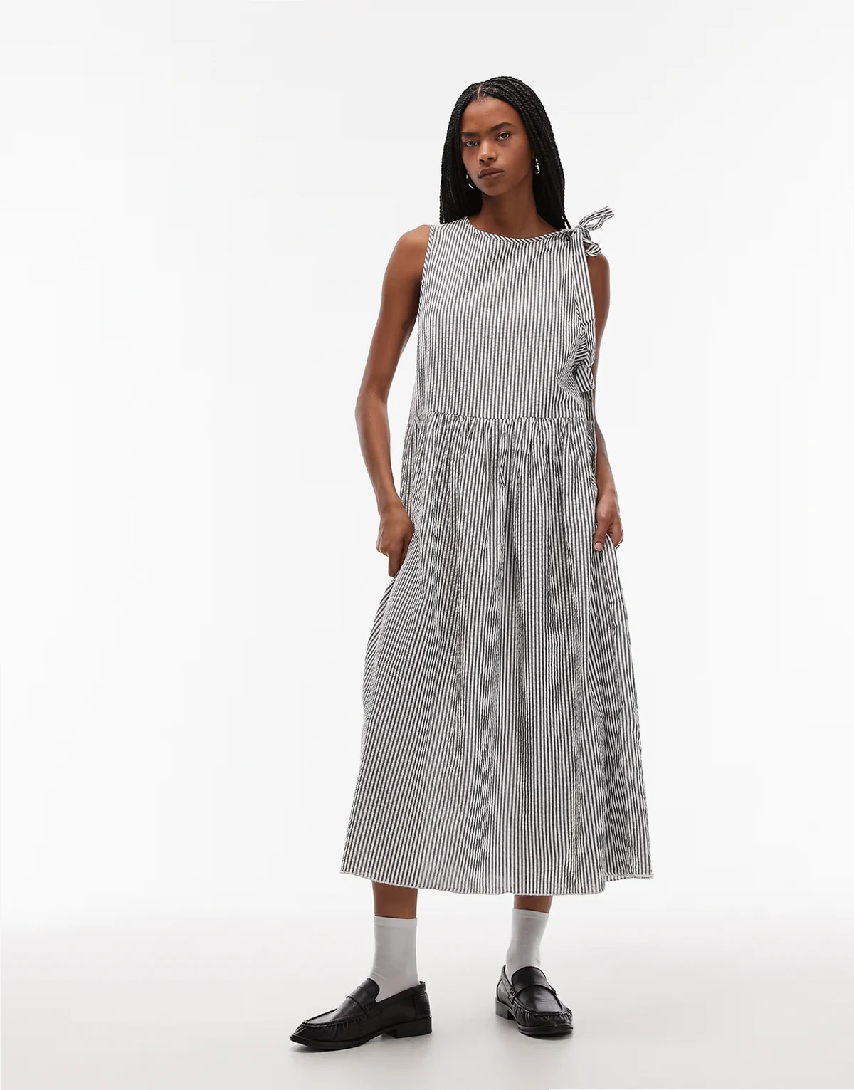– Gestreiftes Midikleid in Grau und Weiß mit Wickel- und Bindedetail