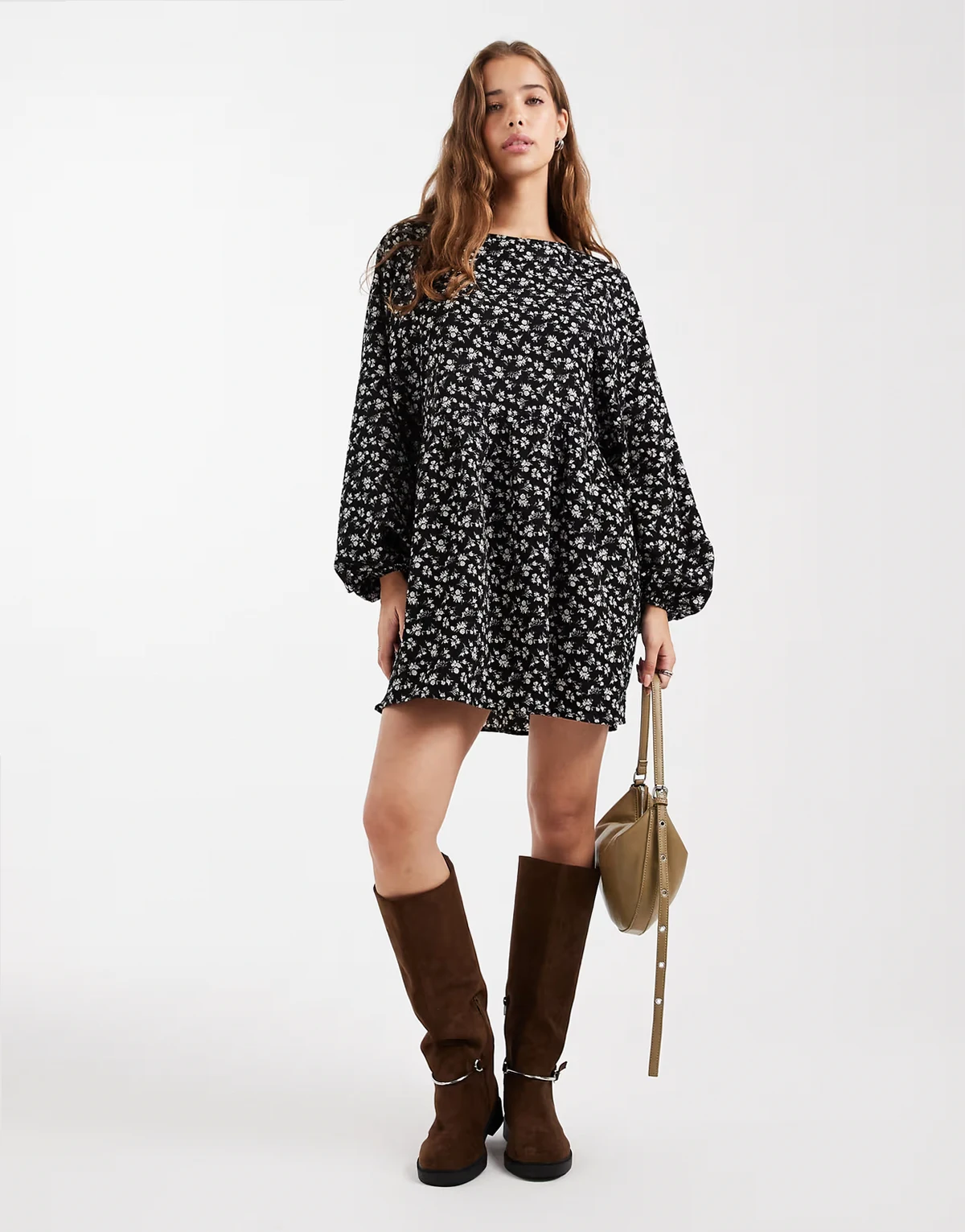 – Luźna czarna sukienka mini z długimi rękawami w drobny kwiatowy wzór