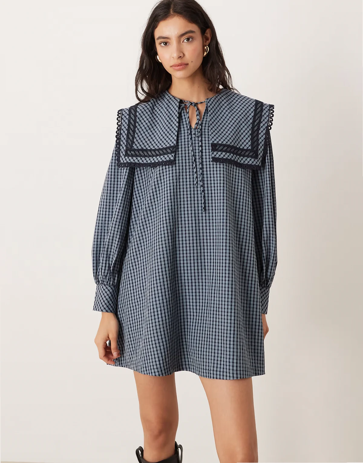 – Mini-Hängerkleid in Marineblau kariert mit eckigem Kragen