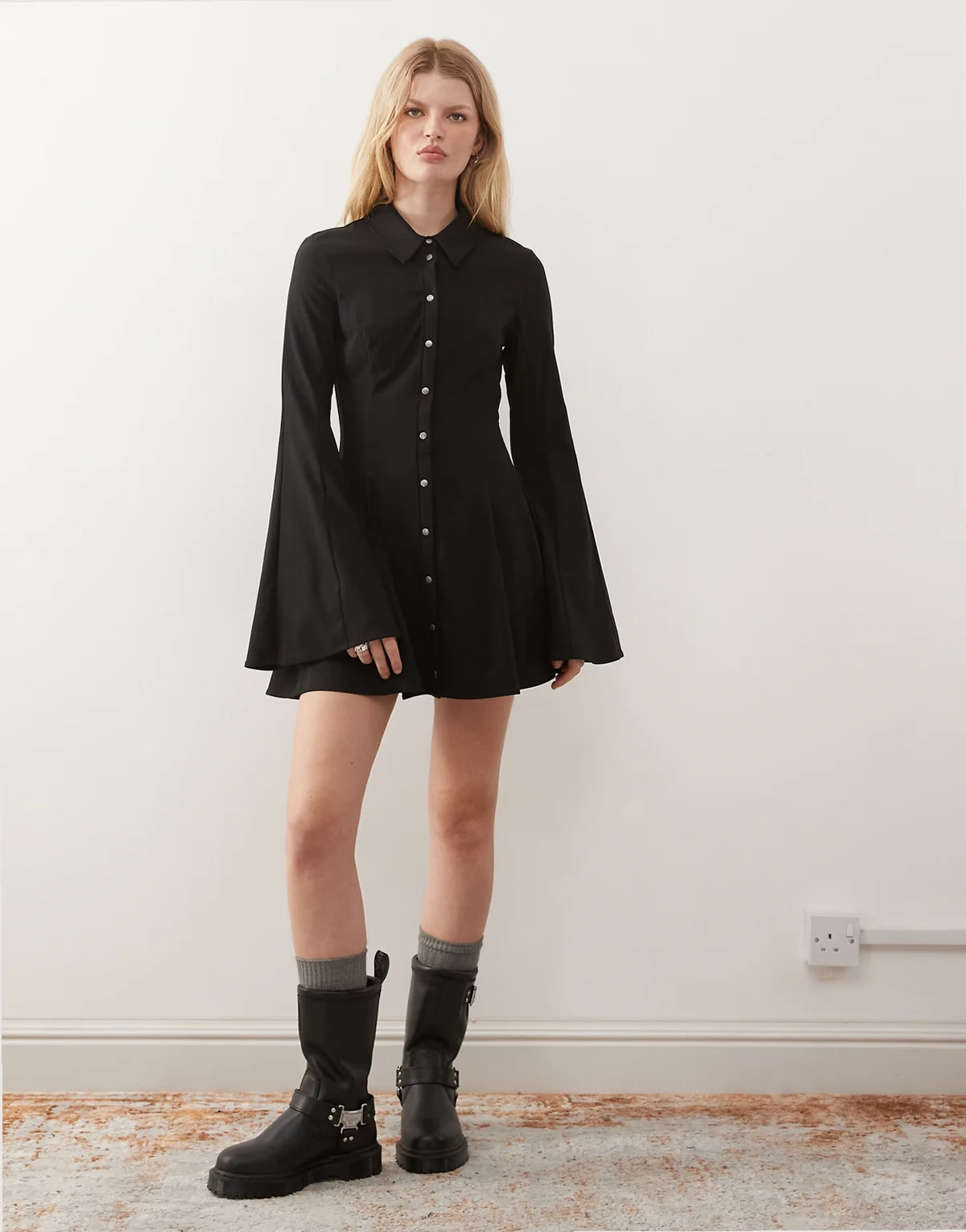 – Elegantes, kurzes Hemdblusenkleid in Schwarz