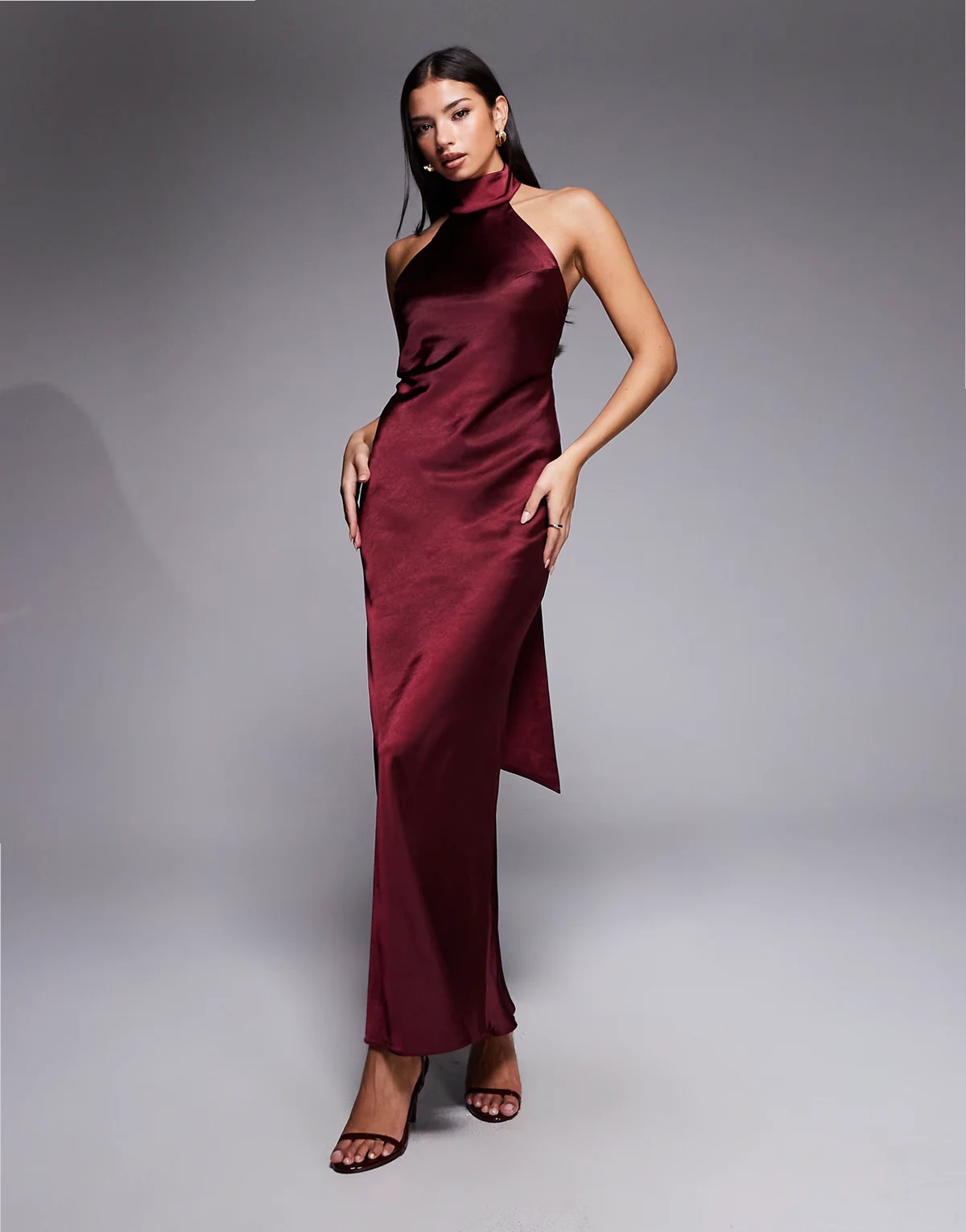 London – Satin-Maxikleid in Pflaume mit Schal-Detail und Rückenausschnitt