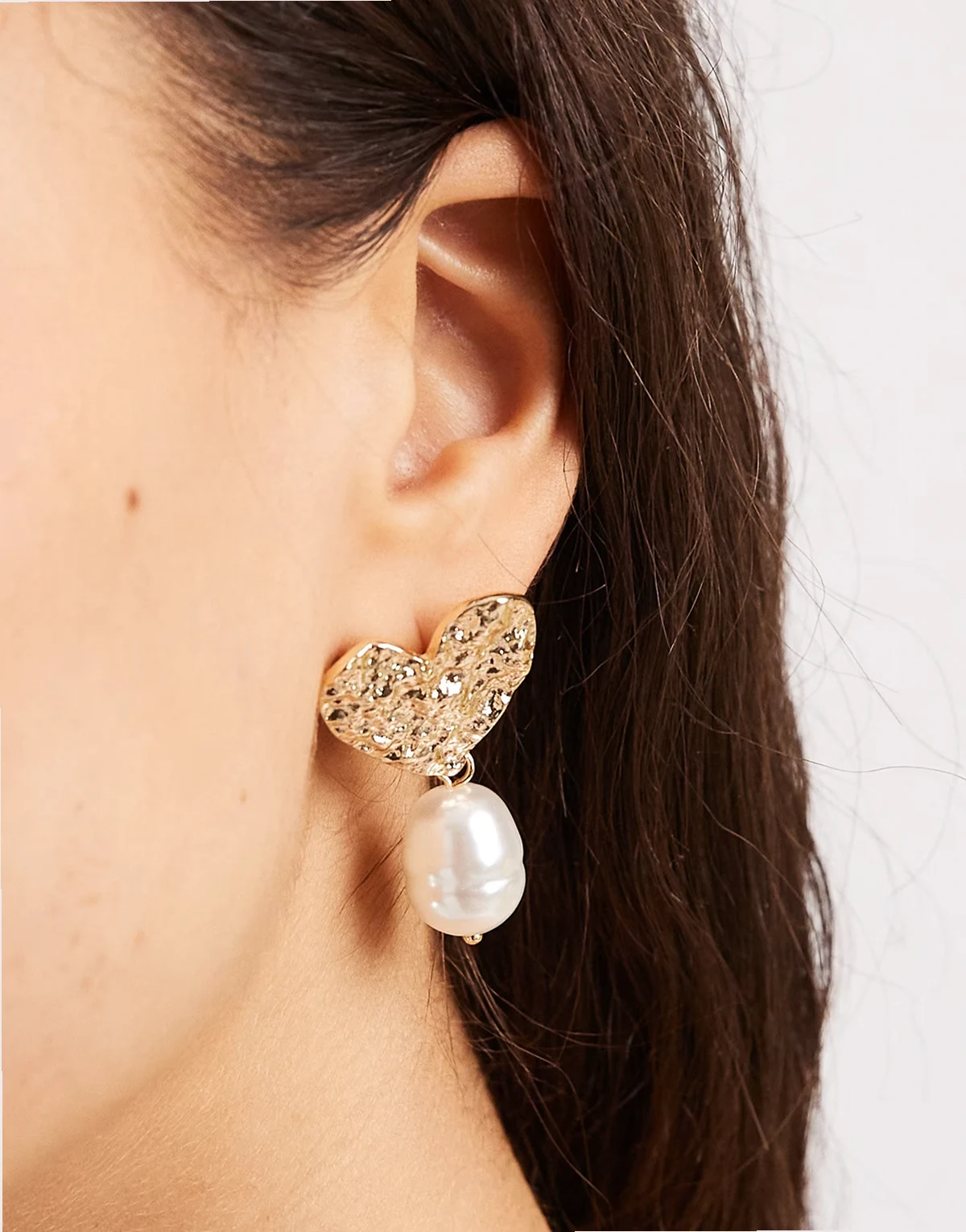 – Długie kolczyki w kształcie serc w kolorze złota ze sztucznymi perłami