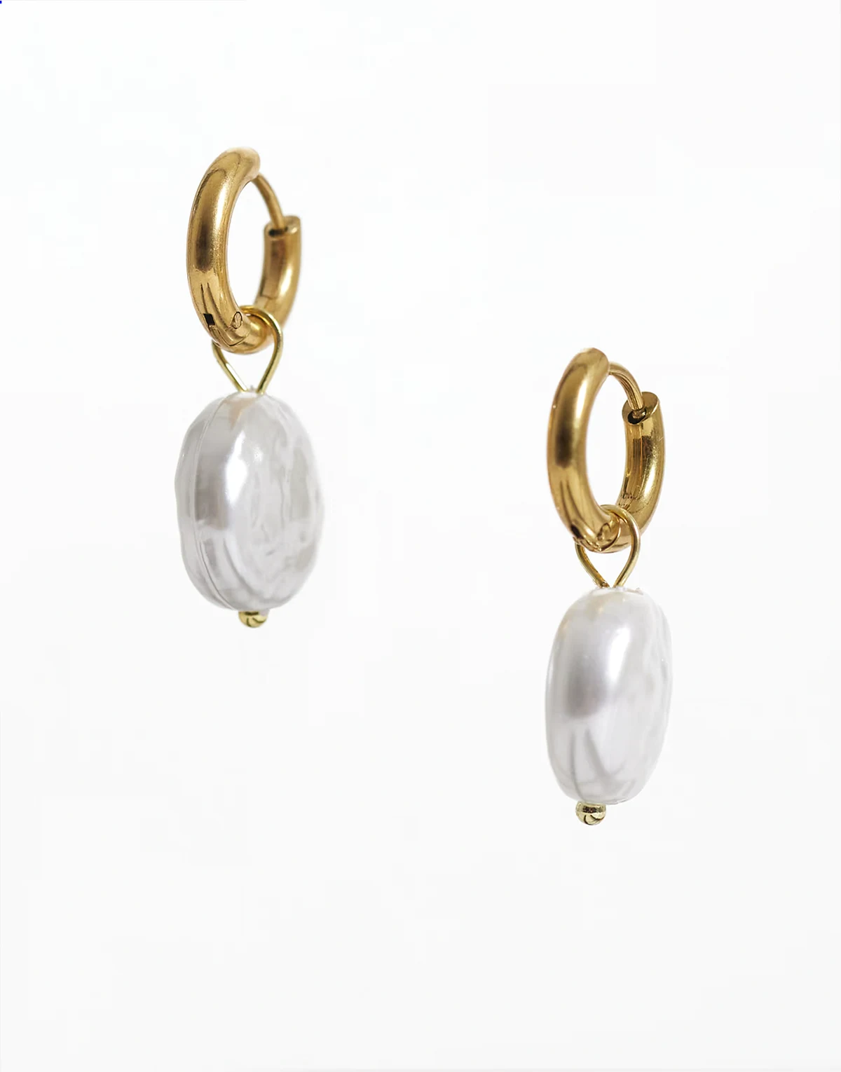 hoop earrings with pearl charm in 18kt gold plated stainless steel