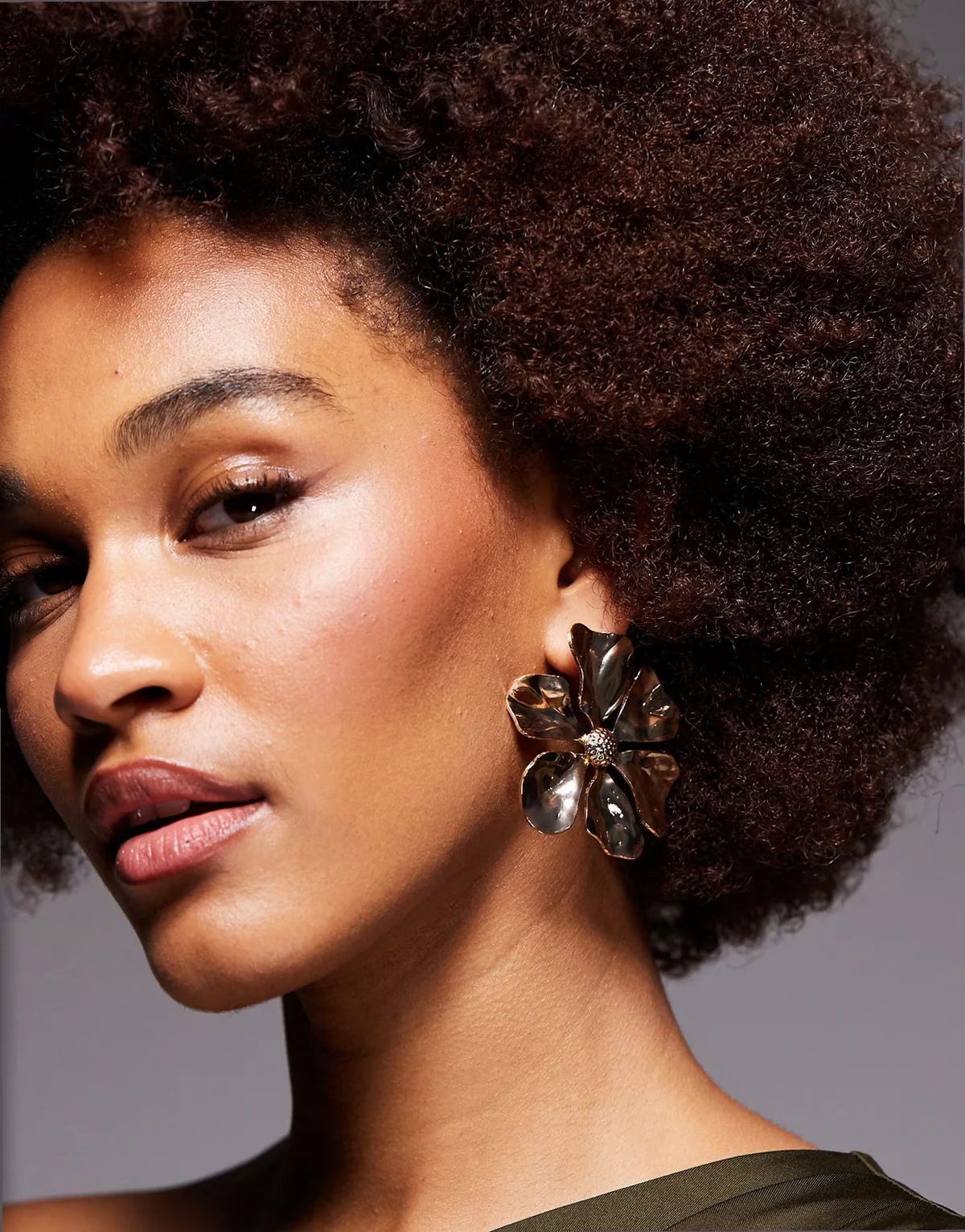 – Tahllia – Kolczyki z motywem kwiatka z efektem stopienia w kolorze złota