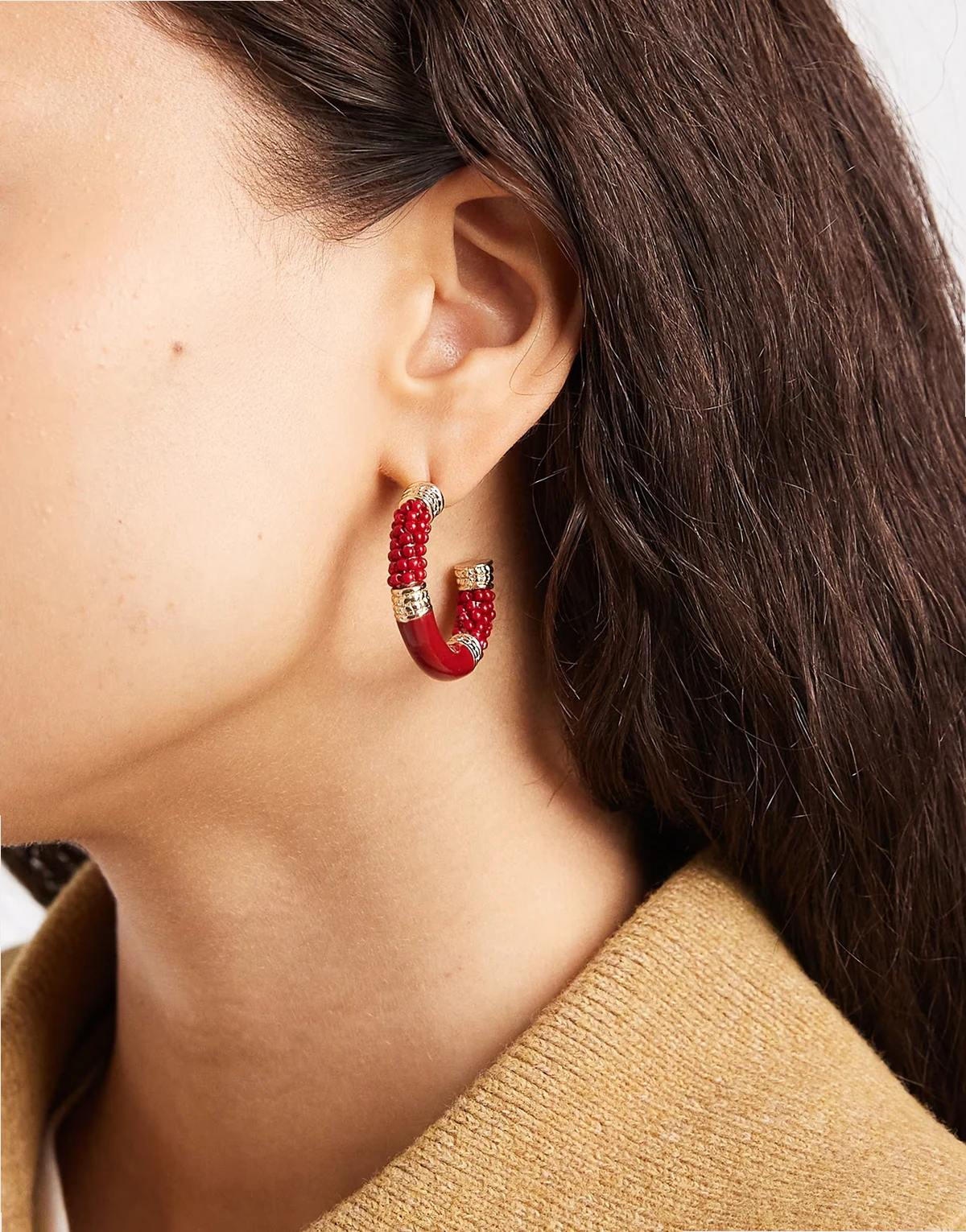 – Czerwone emaliowane kolczyki-koła z koralikami