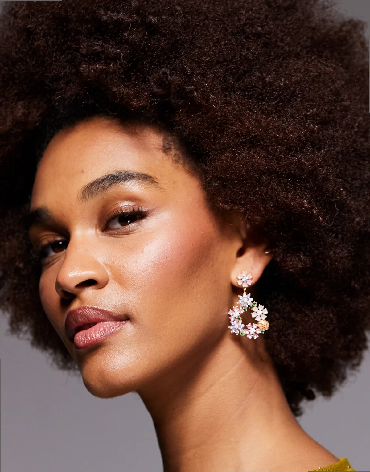 – Yelaenna – Długie różowe kolczyki z efektownymi kwiatkami