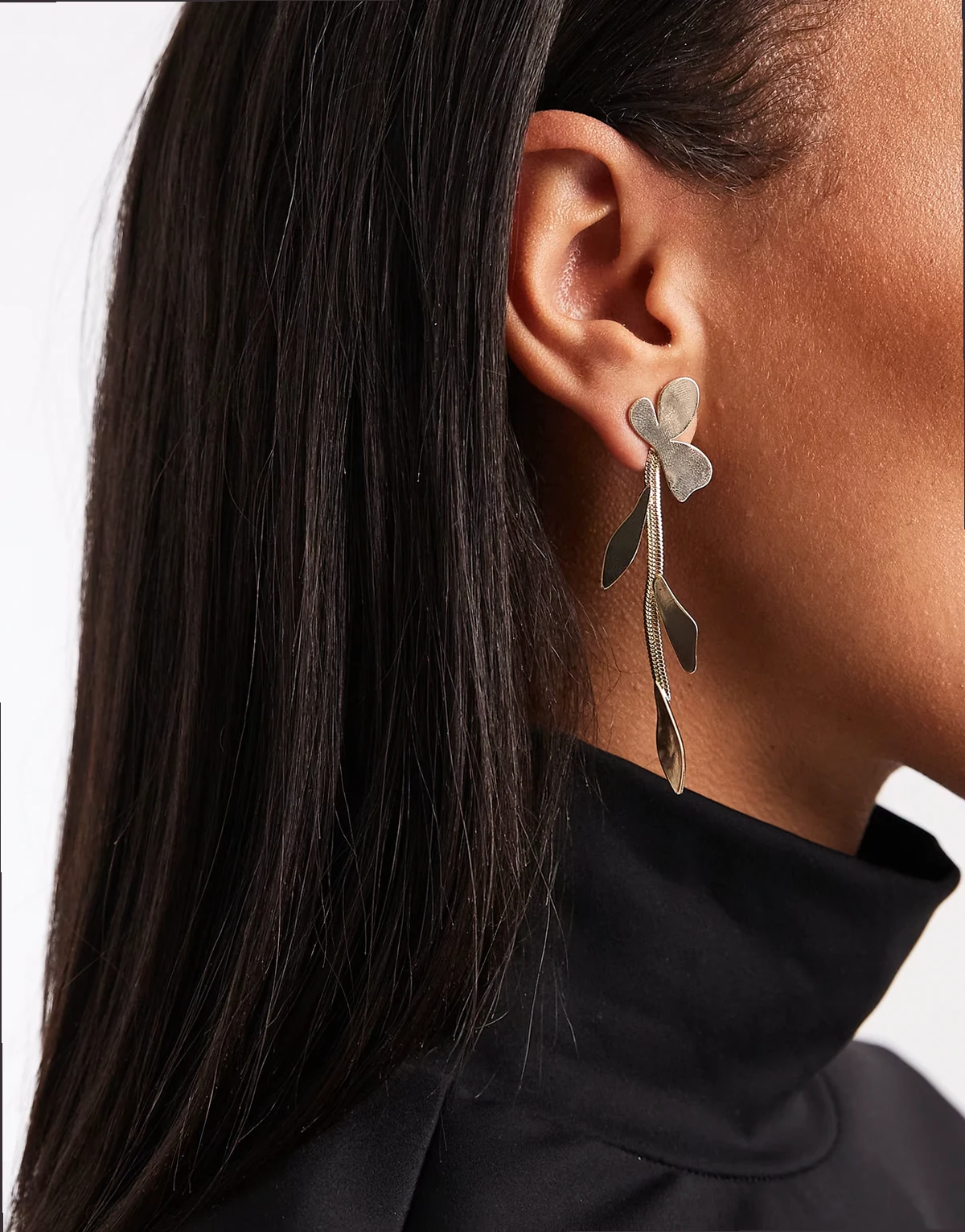 – Kolczyki w kształcie liści w odcieniu złota