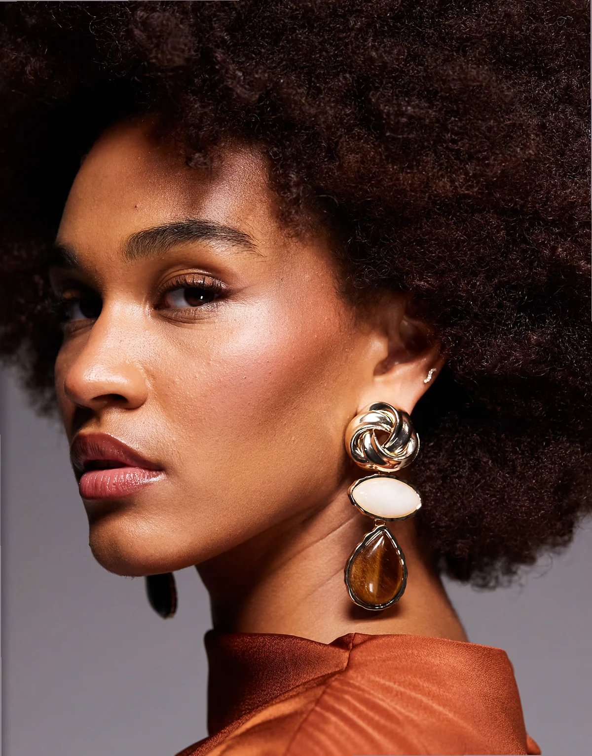 – Sunara – Długie kolczyki w odcieniu złota z kamieniami w stylu vintage